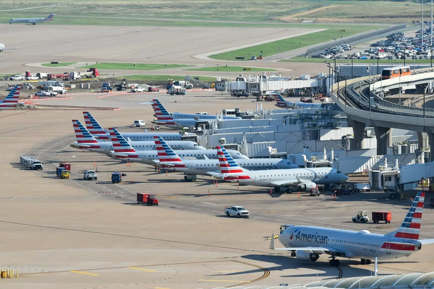 Самолеты American Airlines стоят у пассажирского терминала аэропорта