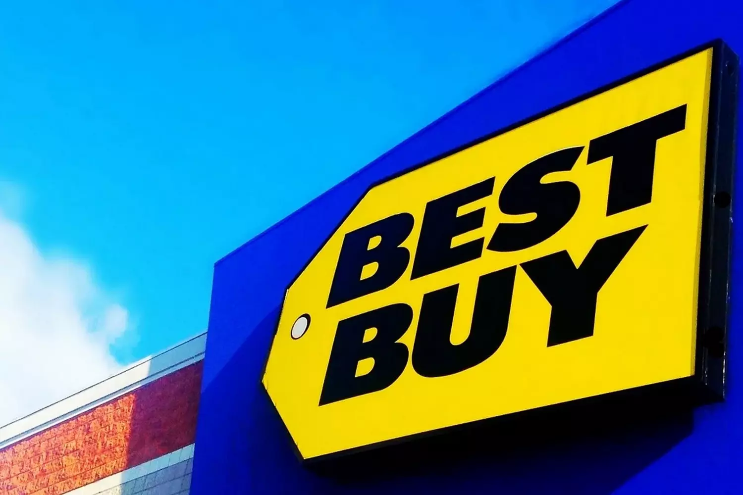 Классическая синяя вывеска магазина электроники Best Buy с ярко-желтым ценовым тегом