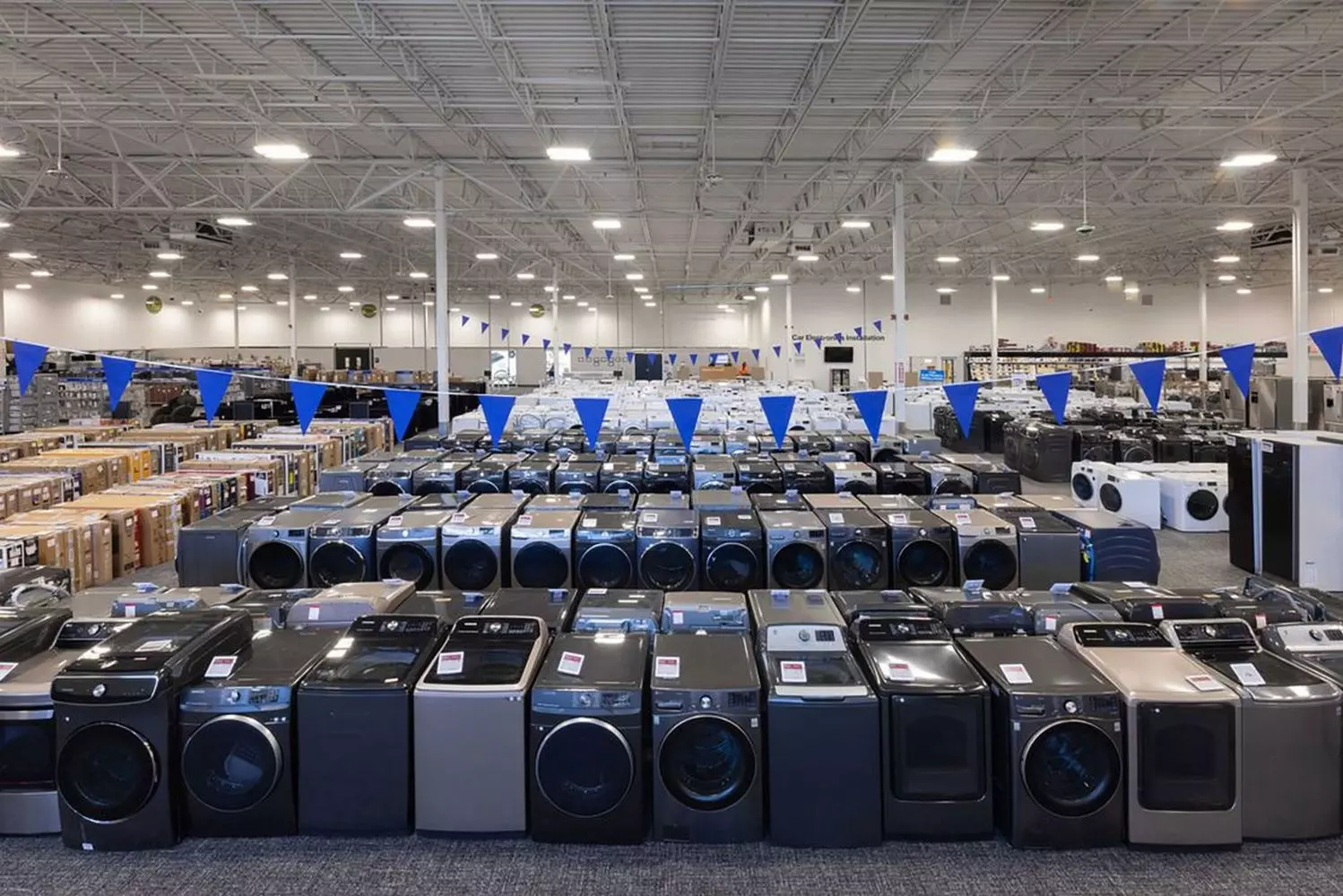 Внутренний вид магазина Best Buy: стеллажи с электроникой и синий фирменный цвет