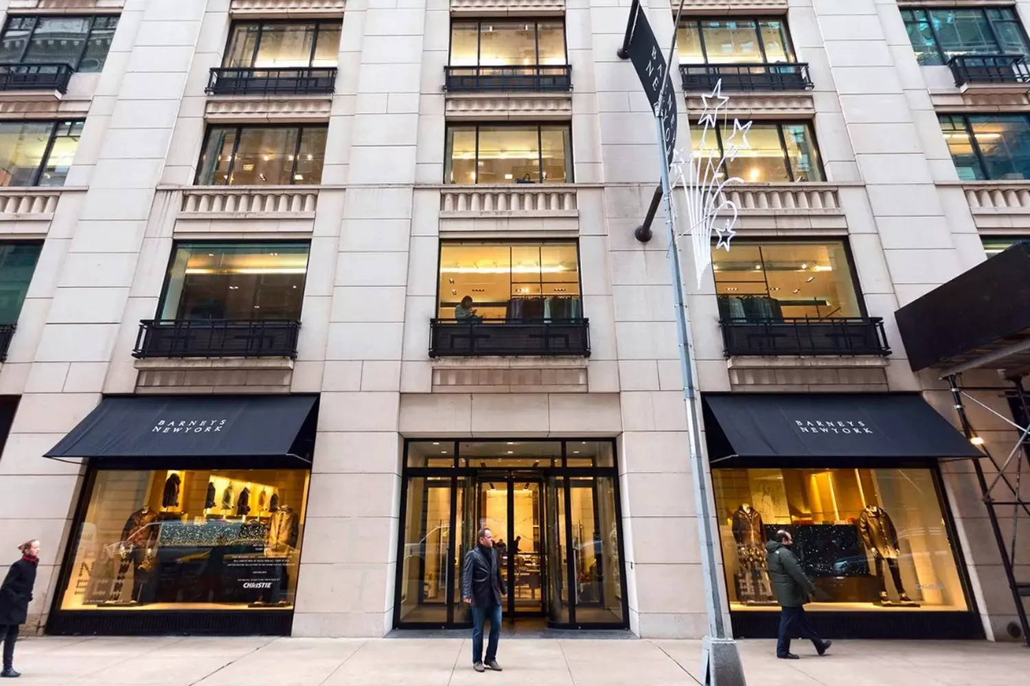 Barneys New York: авангардная роскошь в мире моды Утончённый интерьер флагманского магазина Barneys New York с минималистичным дизайном, концептуальными витринами и эксклюзивными коллекциями в атмосфере арт-галереи