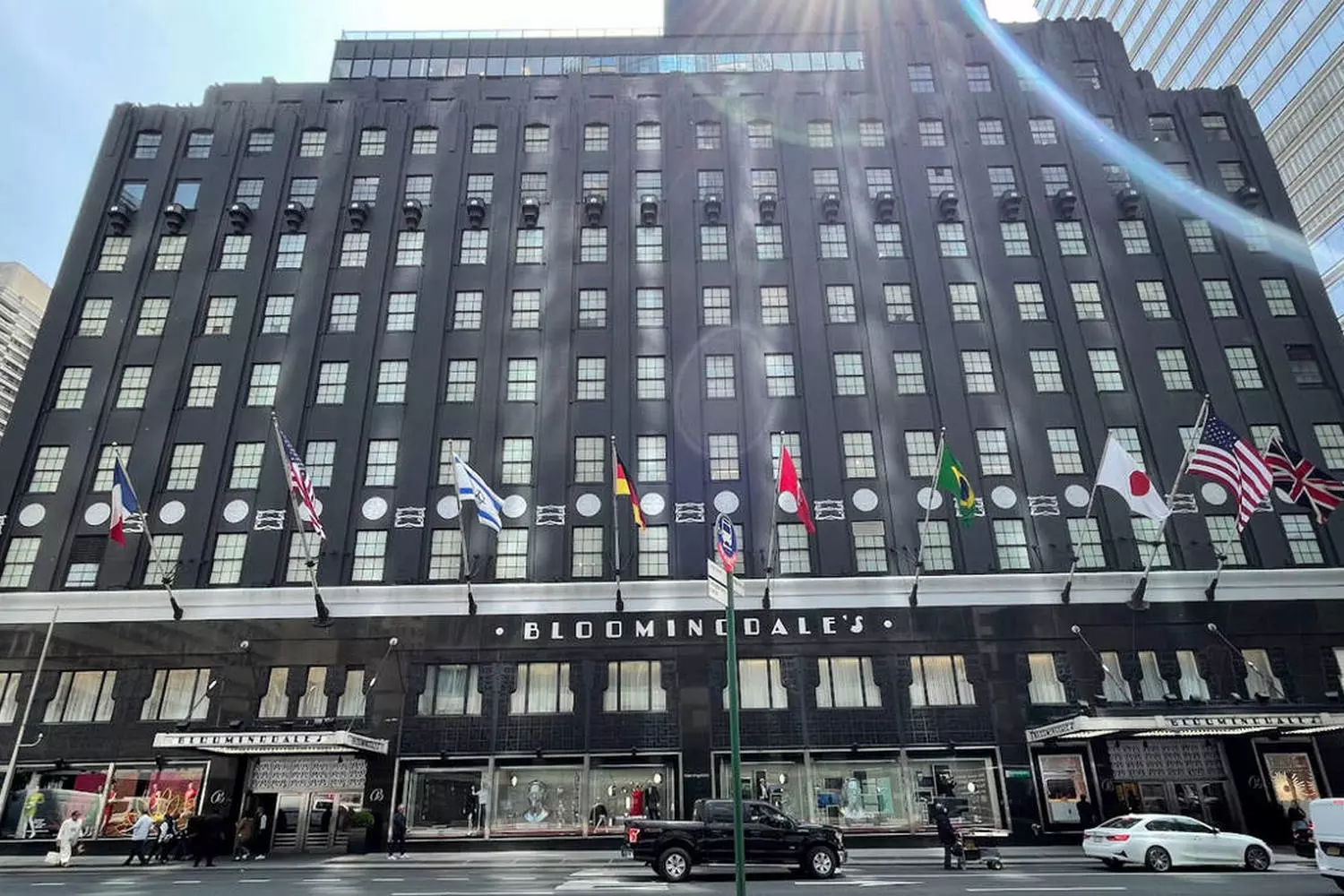Bloomingdale's: культовый нью-йоркский шопинг класса люкс Элегантный интерьер флагманского магазина Bloomingdale's с фирменными коричневыми пакетами, дизайнерскими витринами и эскалаторами под узнаваемым белым решетчатым потолком