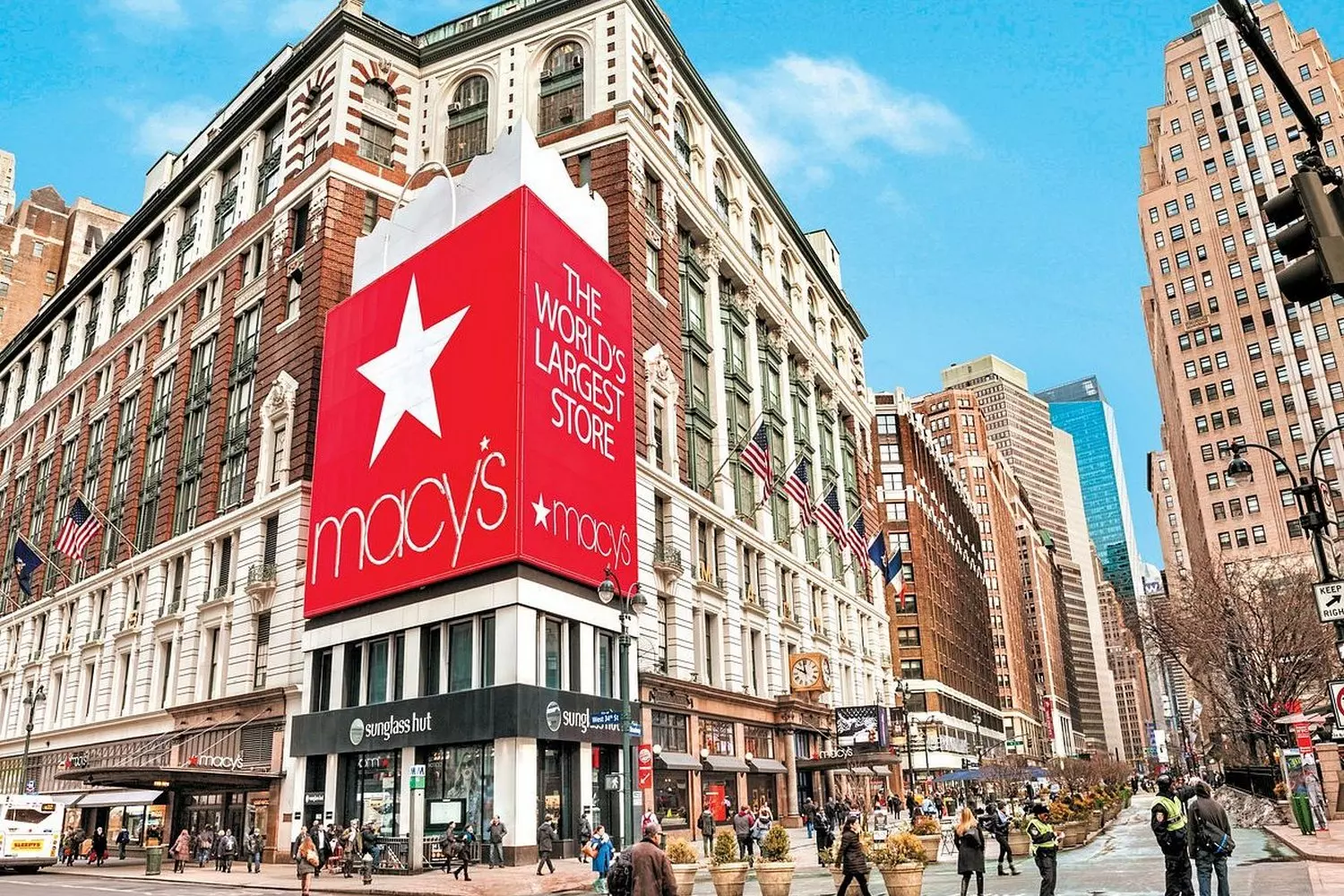 Macy's Herald Square: легендарный универмаг в сердце Нью-Йорка Яркий интерьер флагманского магазина Macy's на Herald Square с эскалаторами, праздничными украшениями и покупателями в самом большом универмаге Америки