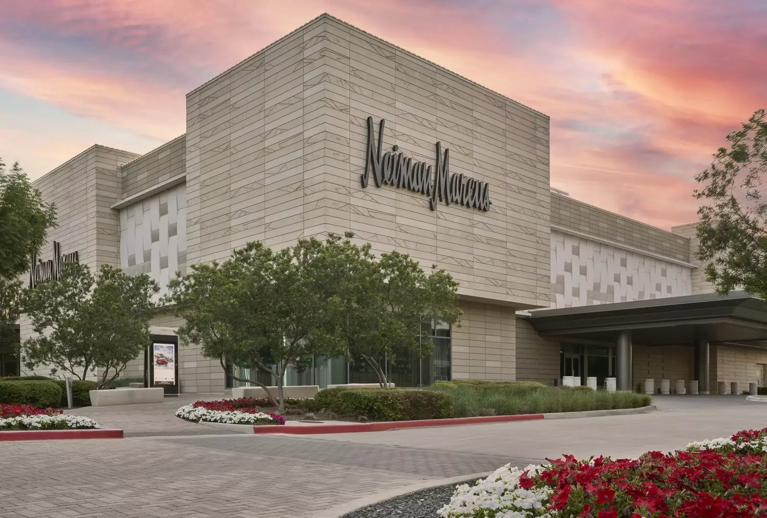 Neiman Marcus: дом настоящей роскоши Утончённый интерьер универмага Neiman Marcus с роскошными модными витринами, мраморными полами и изысканными покупателями, рассматривающими коллекции ведущих дизайнеров