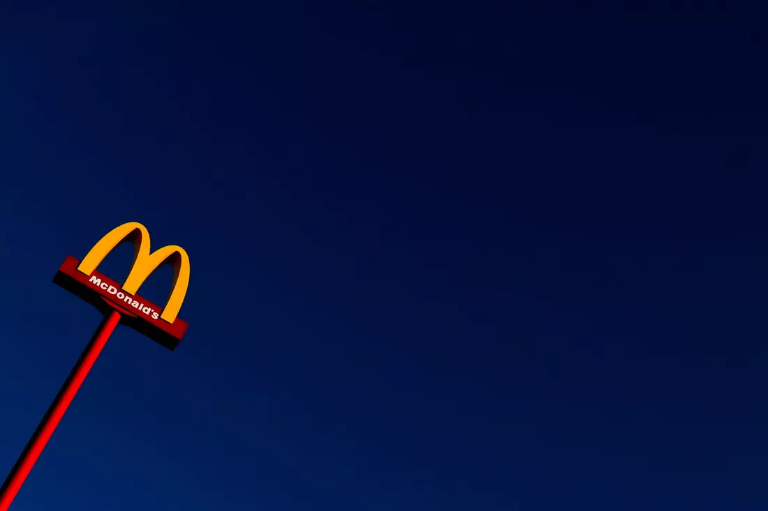 Логотип McDonald's на фоне ночного неба