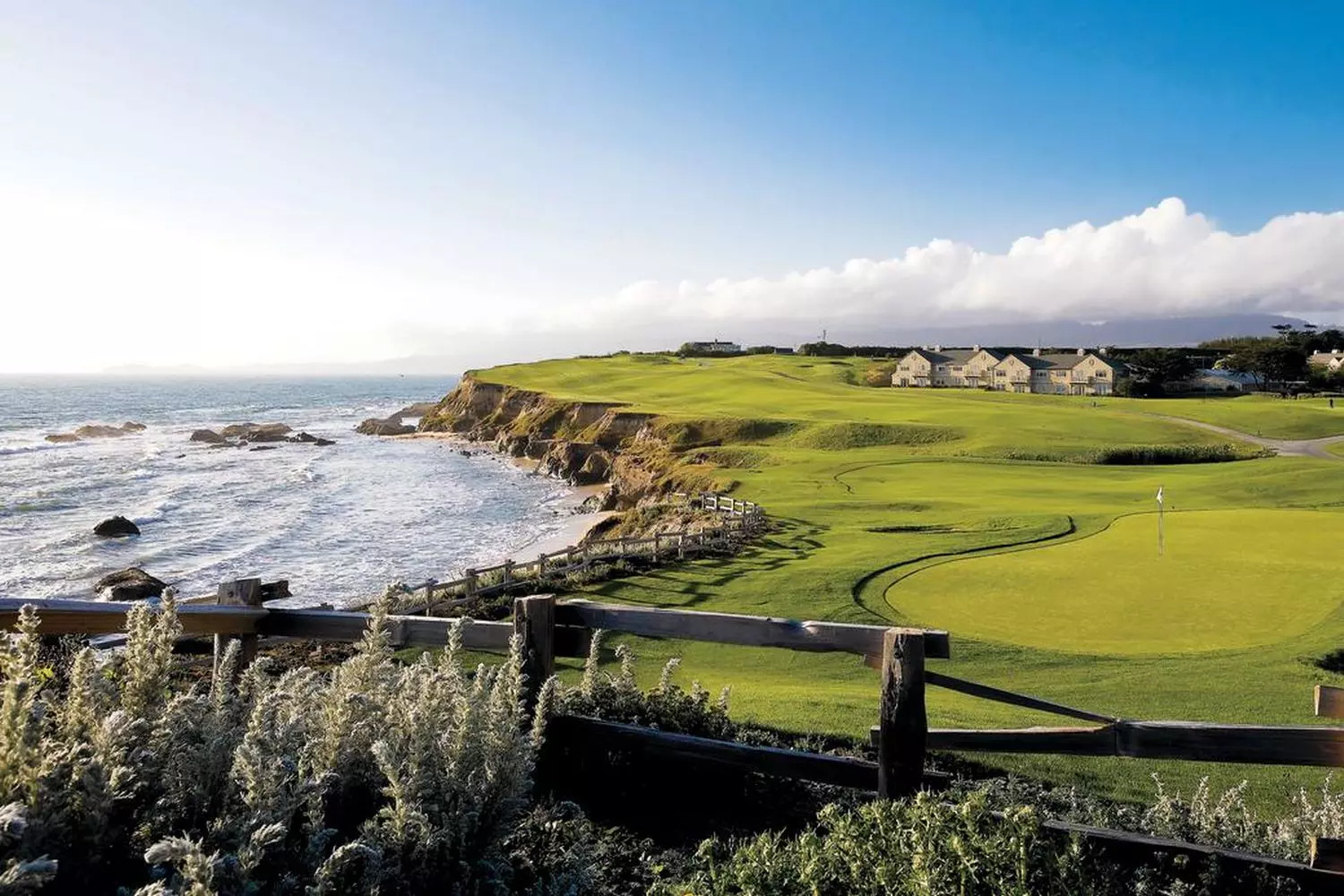 Half Moon Bay — тихая прибрежная жемчужина рядом с Кремниевой долиной Живописный вид на Half Moon Bay с утёсами, океанскими волнами и песчаным пляжем на побережье Калифорнии