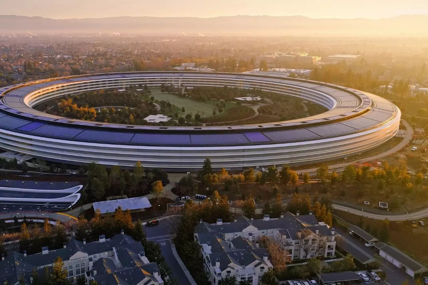 Apple Park — футуристическая штаб-квартира Apple в центре Кремниевой долины Вид с воздуха на штаб-квартиру Apple Park в Кремниевой долине, построенную в форме кольца