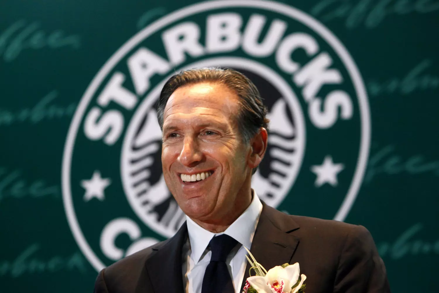 Photo of the president of the company Starbucks Howard Schultz at the presentation