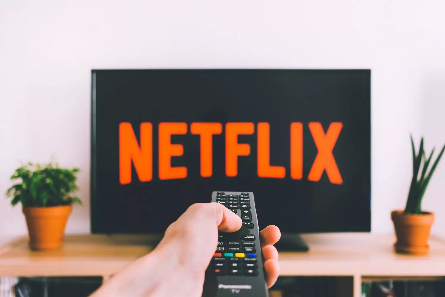 Американский Netflix: что смотрят в США прямо сейчас Крупный план экрана телевизора с интерфейсом американской версии Netflix