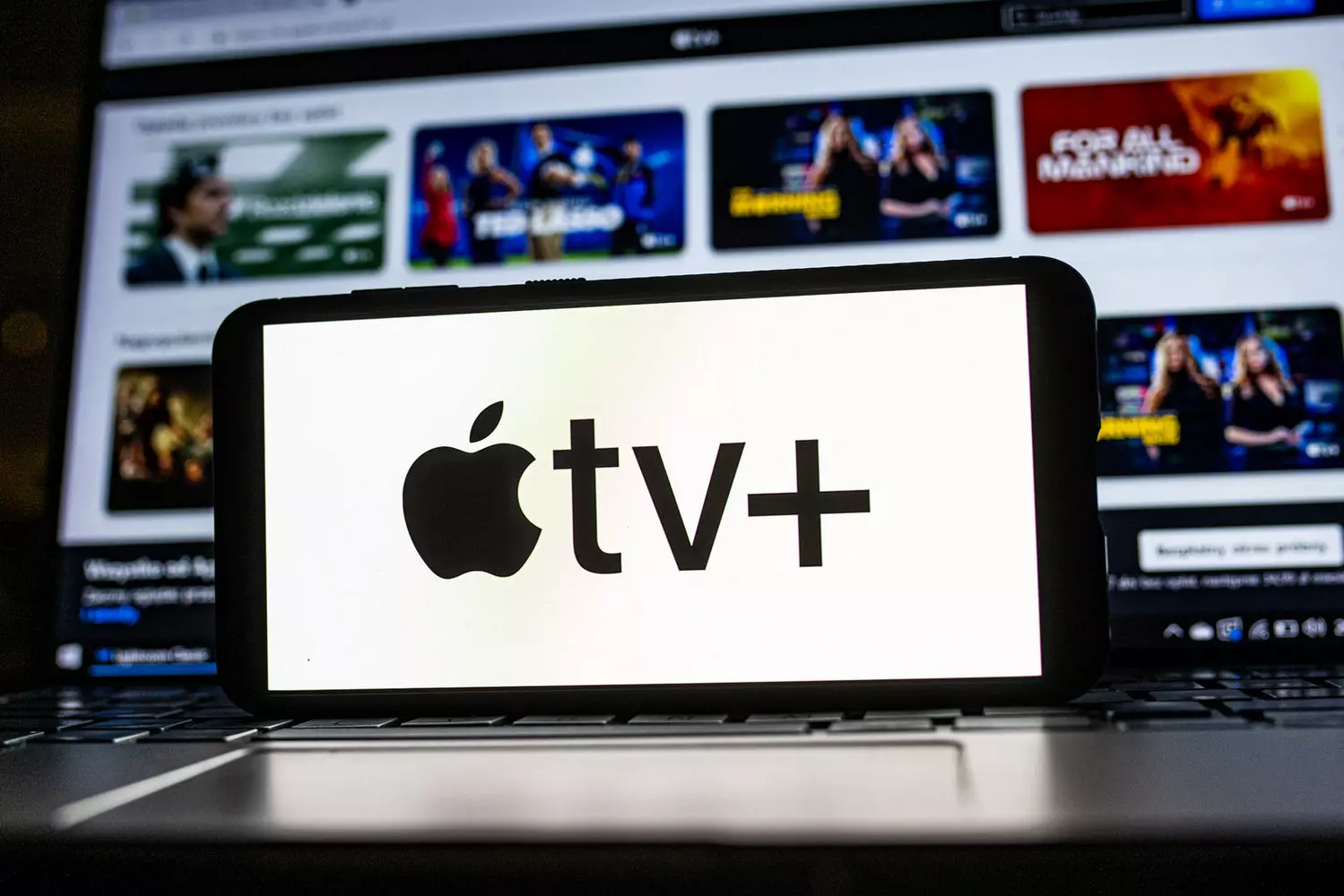Apple TV+ США: премиум-контент от создателей iPhone Телевизор с интерфейсом американской версии Apple TV+, показывающий премиальные оригинальные сериалы вроде Тед Лассо и Утреннее шоу