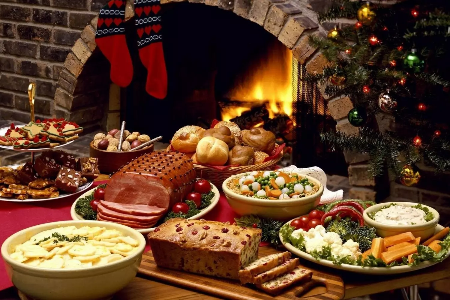 Traditional American Christmas Dinner Table A festive Christmas table in the USA featuring roasted turkey, glazed ham, mashed potatoes, cranberry sauce, and seasonal desserts, beautifully set for a family gathering