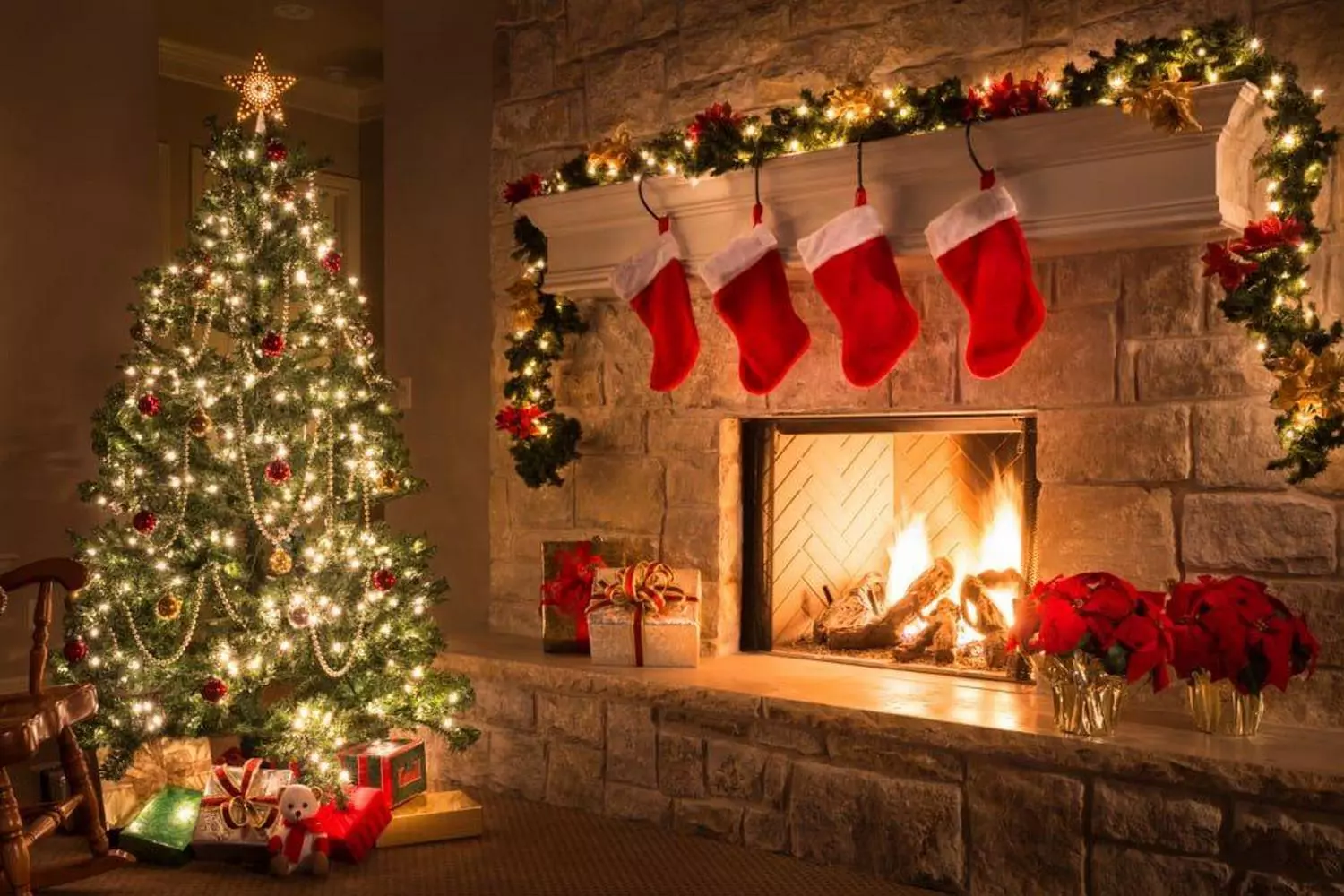 Festive Christmas Tree with Gifts — American Holiday Tradition Beautifully decorated Christmas tree in an American home surrounded by colorful wrapped presents, sparkling lights, and festive ornaments, capturing the joyful spirit of the season