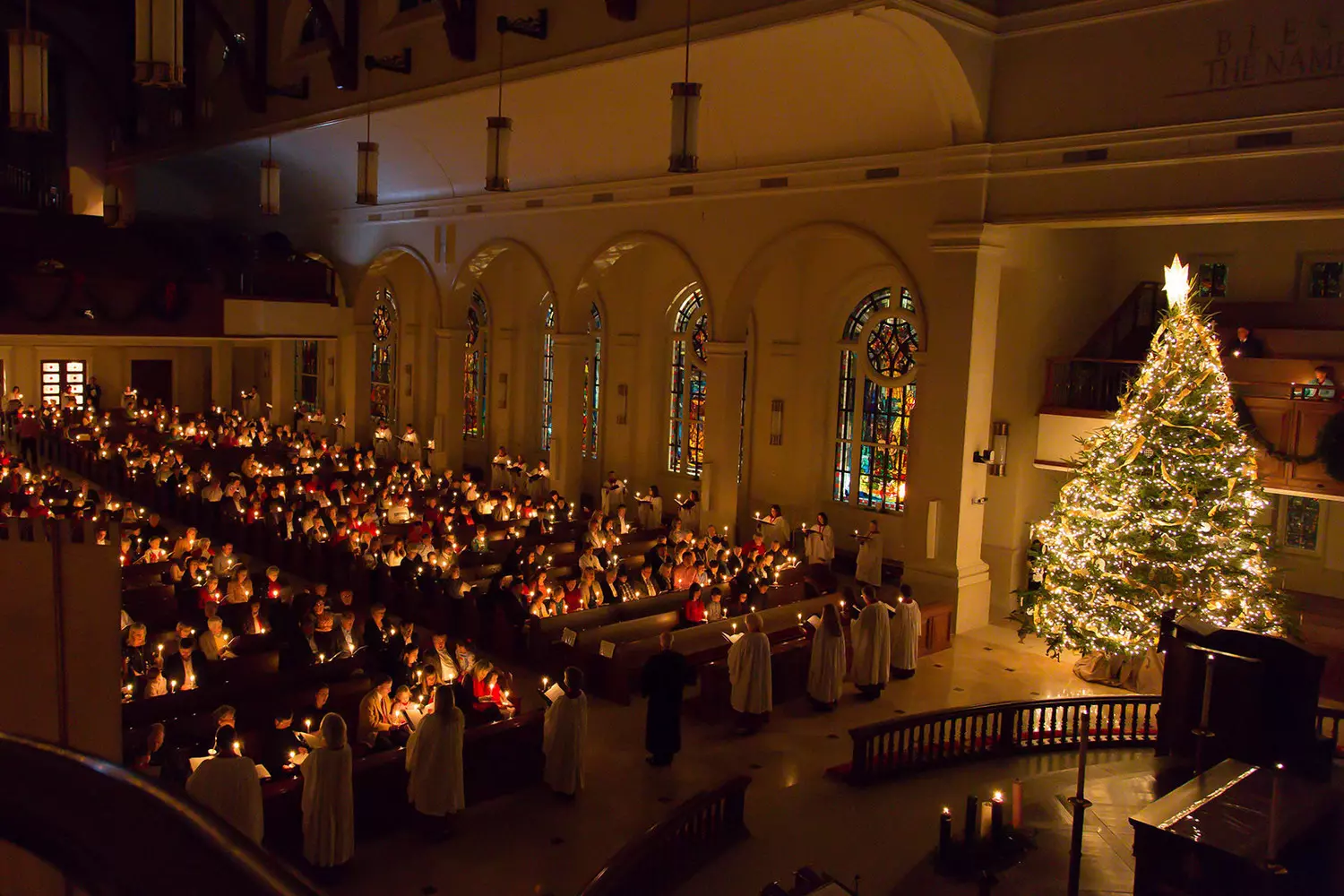 The Methodist Church in Christmas Decorations: A Holiday Tradition in the USA The Methodist Church in America, decorated for Christmas: twinkling garlands, a nativity scene with lights, wreaths on the doors, and a star on the spire against the backdrop of a winter evening sky