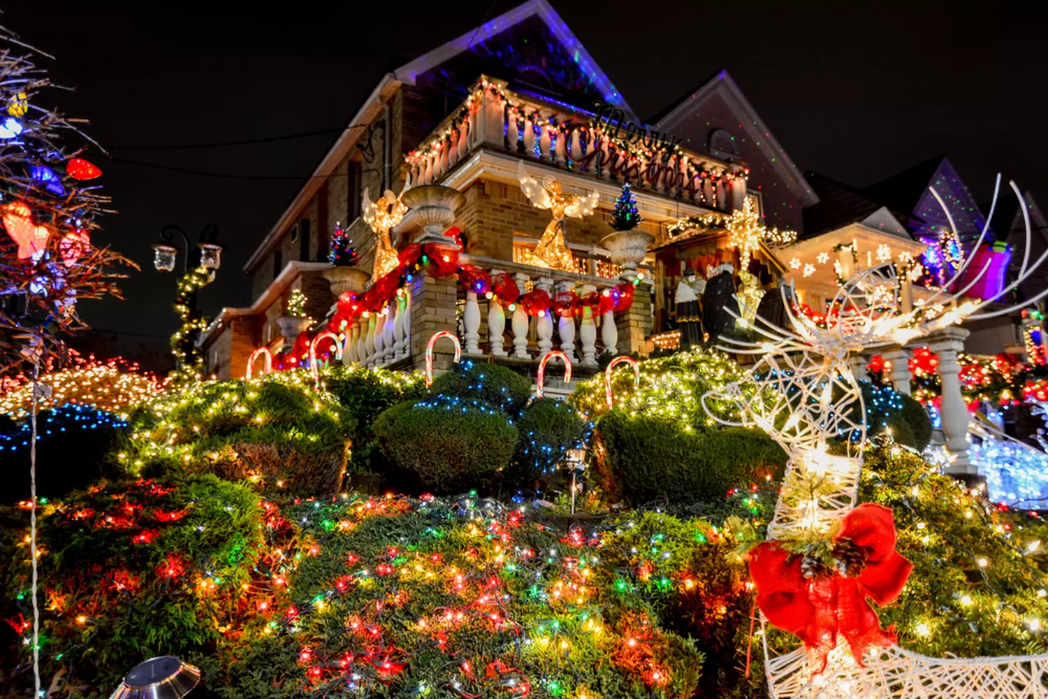 Festive Christmas decor of an American home — lights, wreaths, and a winter atmosphere A Christmas-decorated house in the USA with garlands and lights