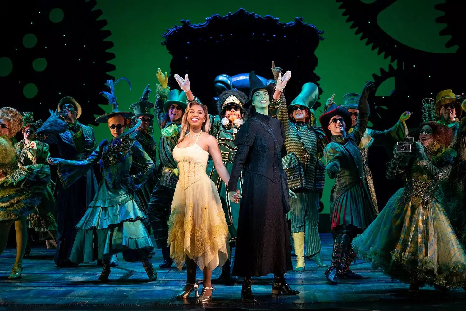 «Злая» («Wicked») на Бродвее – нерассказанная история ведьм страны Оз Эльфаба и Глинда исполняют волшебную сцену в мюзикле «Злая» на Бродвее