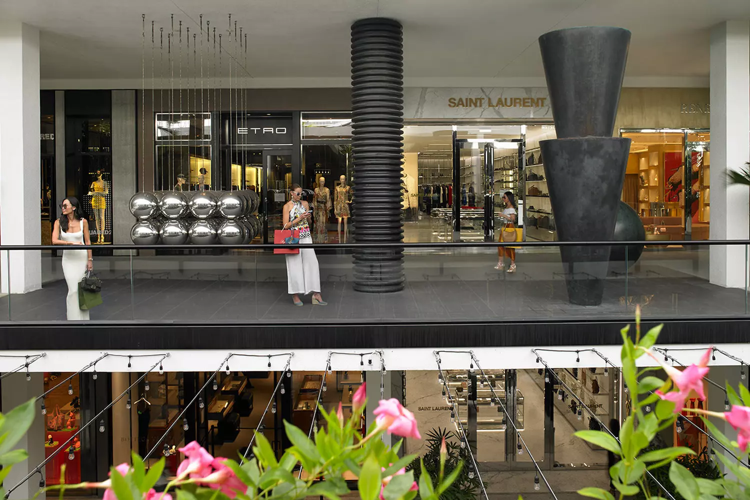 Bal Harbour Shops — роскошный шопинг-рай в Майами Фешенебельный открытый торговый комплекс Bal Harbour с бутиками люксовых брендов, пальмами и элегантными посетителями