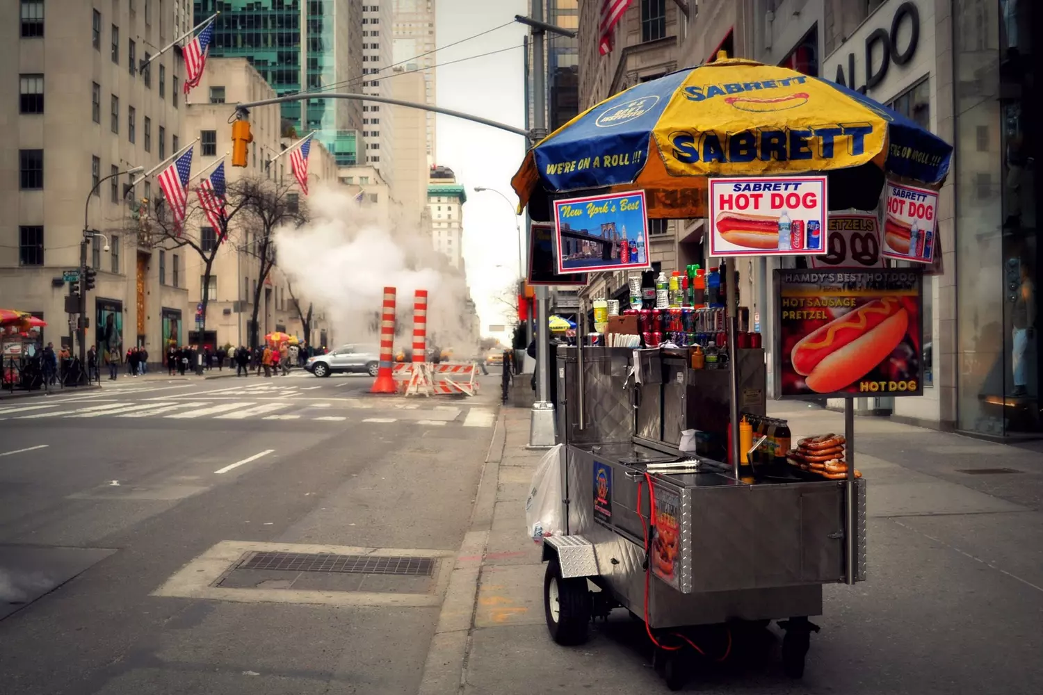 Who and when came up with Hot Dog — a photo of a trading tray on a street in New York — American Butler