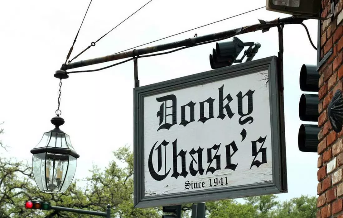 Вывеска ресторана Dooky Chase's Restaurant в Новом Орлеане