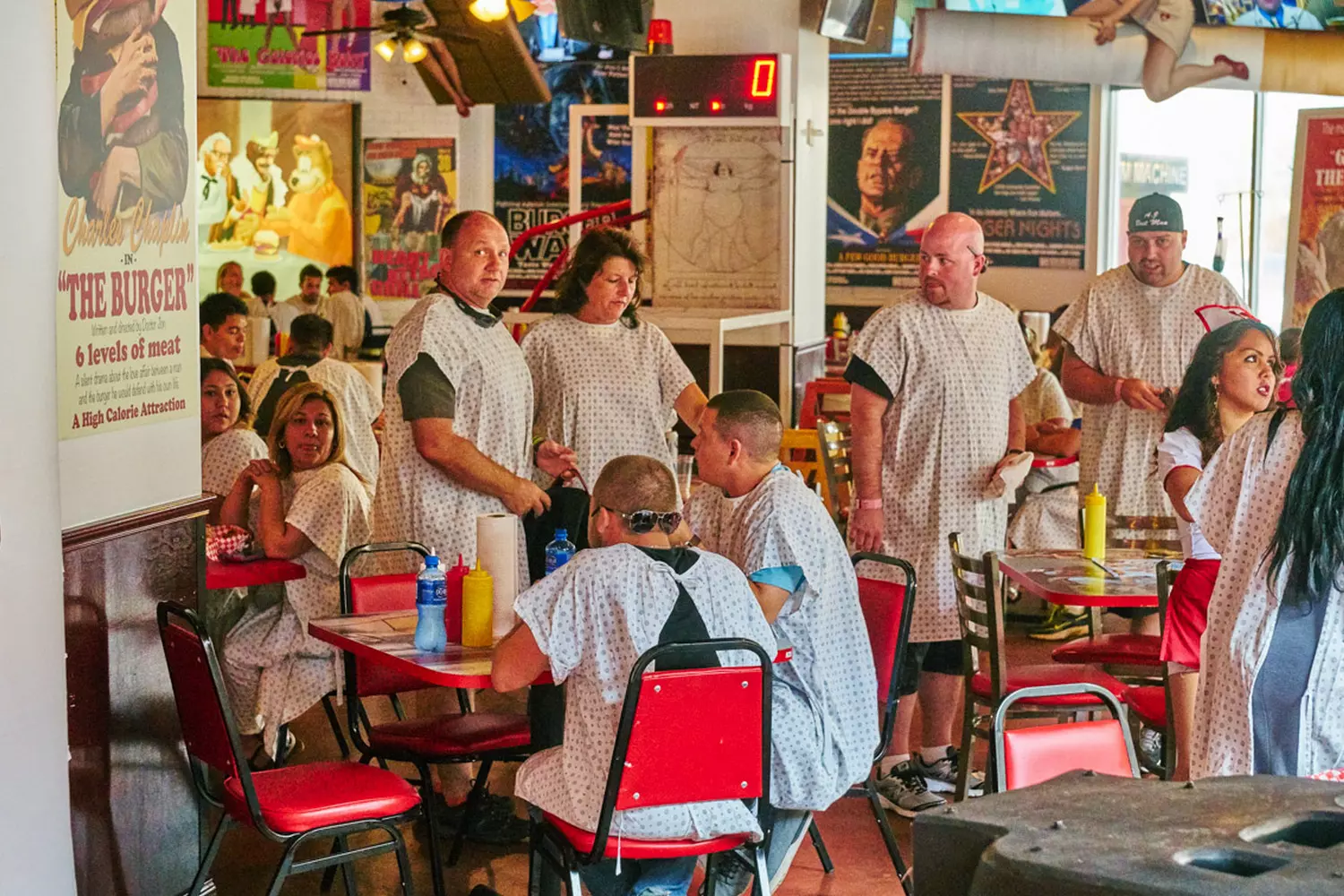 Вход на свой страх и риск: Добро пожаловать в Heart Attack Grill Ресторан Heart Attack Grill в Лас-Вегасе, где официантки в костюмах медсестер подают гигантские бургеры