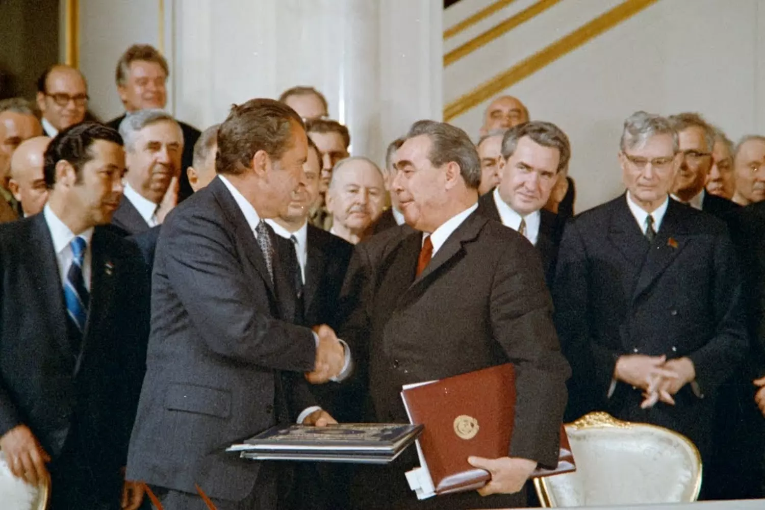Визит Никсона в Москву 1972: разрядка холодной войны Президент США Ричард Никсон пожимает руку Леониду Брежневу во время исторического визита в Москву в мае 1972 года — кульминация политики разрядки