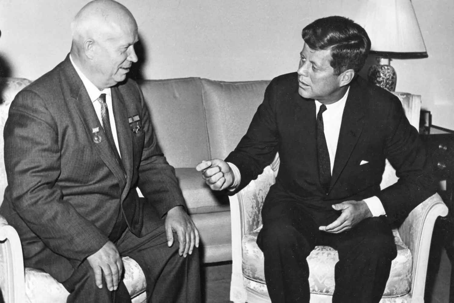 Кеннеди и Хрущёв: лидеры на грани ядерной войны Президент США Джон Кеннеди и советский лидер Никита Хрущёв во время Карибского кризиса 1962 года