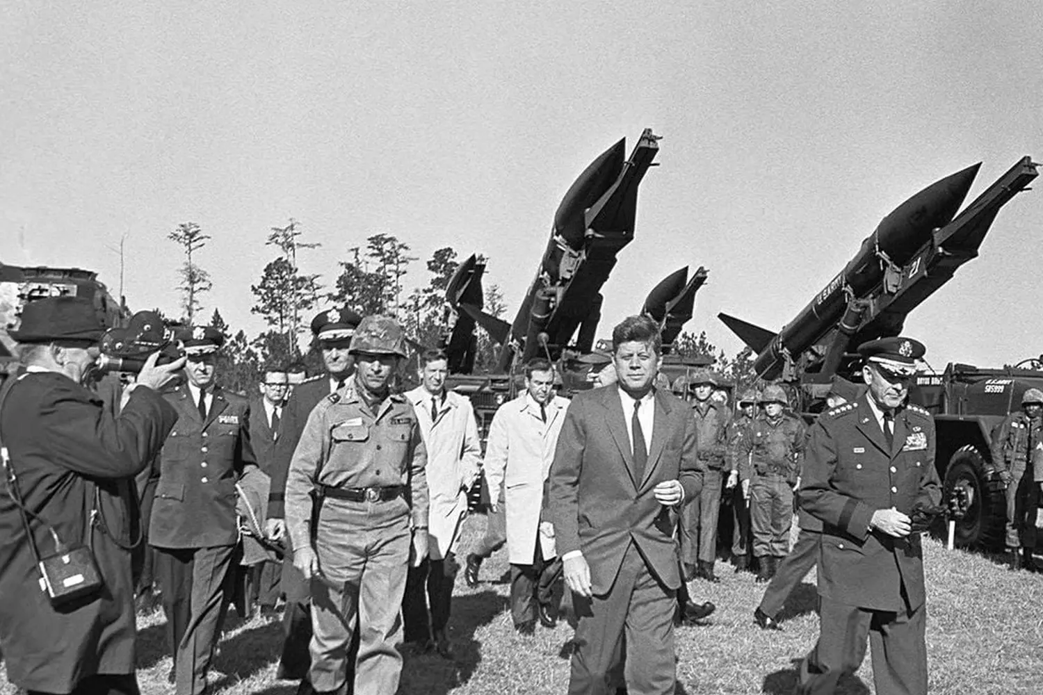 Кеннеди и военные в разгар ядерного кризиса: подготовка к худшему сценарию Президент Джон Кеннеди с военными чинами обсуждает стратегию во время Карибского кризиса на фоне вооружений, 1962 год