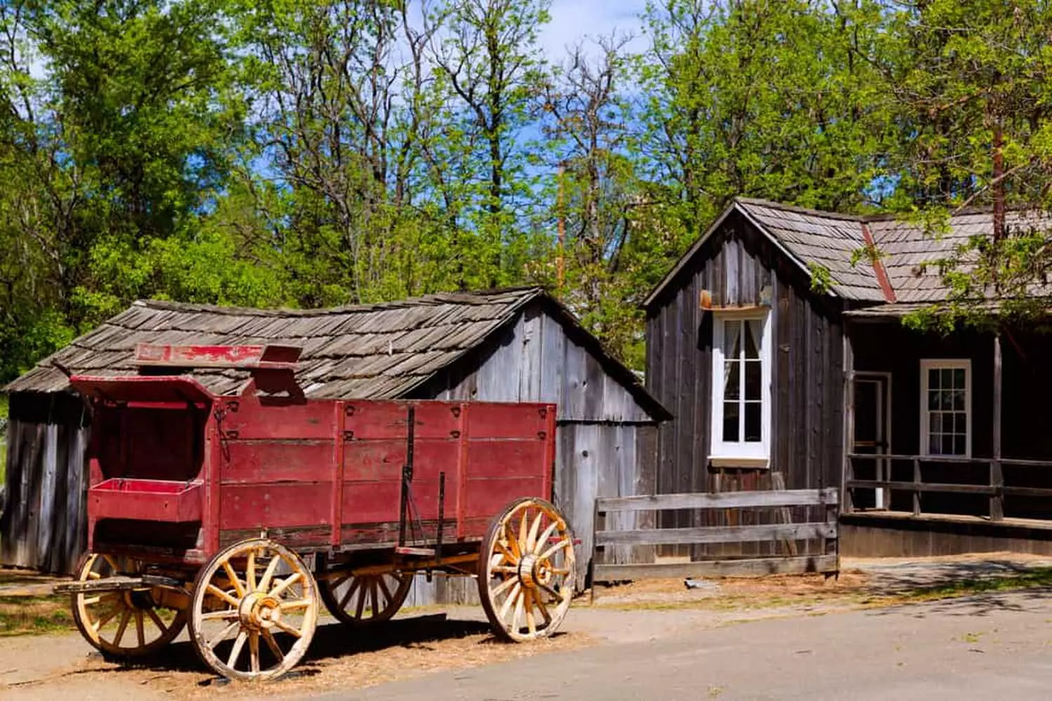 Boomtown as a Museum: How Industrial Heritage Became a Cultural Hub A photo of a former industrial town turned museum: old workshops, outdoor exhibits, and interactive installations telling the story of the golden days of the industrial era