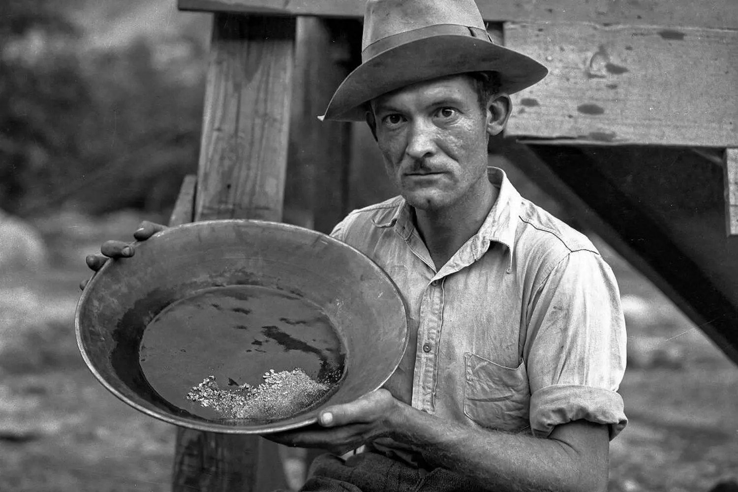 Gold Rush: The Prospectors Who Changed History Vintage photo of gold miners during the Gold Rush: men panning for gold in the river, dressed in worn-out clothes, surrounded by wild nature and simple tools