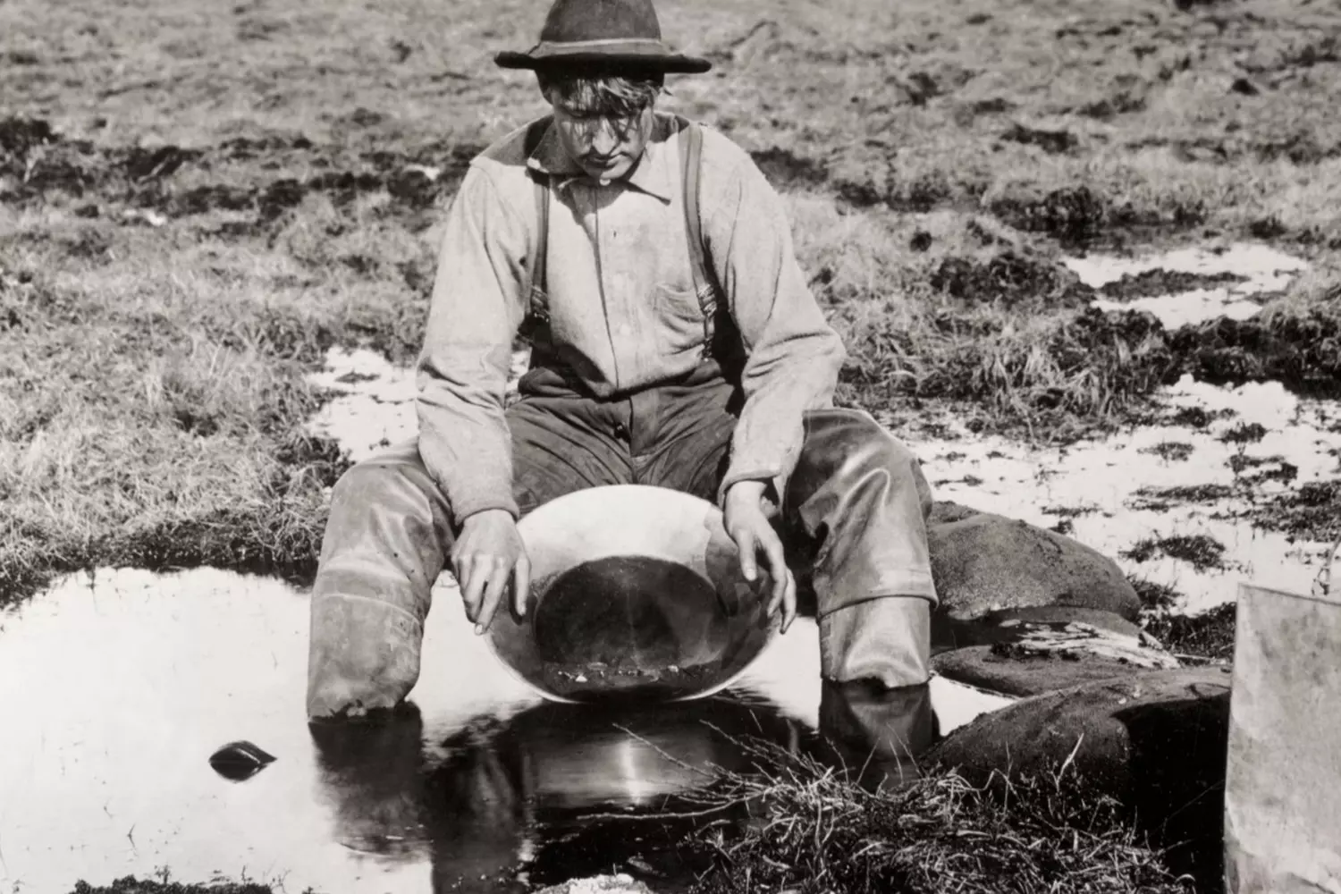 Gold Rush: The Prospectors Who Changed History Vintage photo of gold prospectors during the Gold Rush: men panning for gold in a river, dressed in worn-out clothes, surrounded by wild nature and simple tools