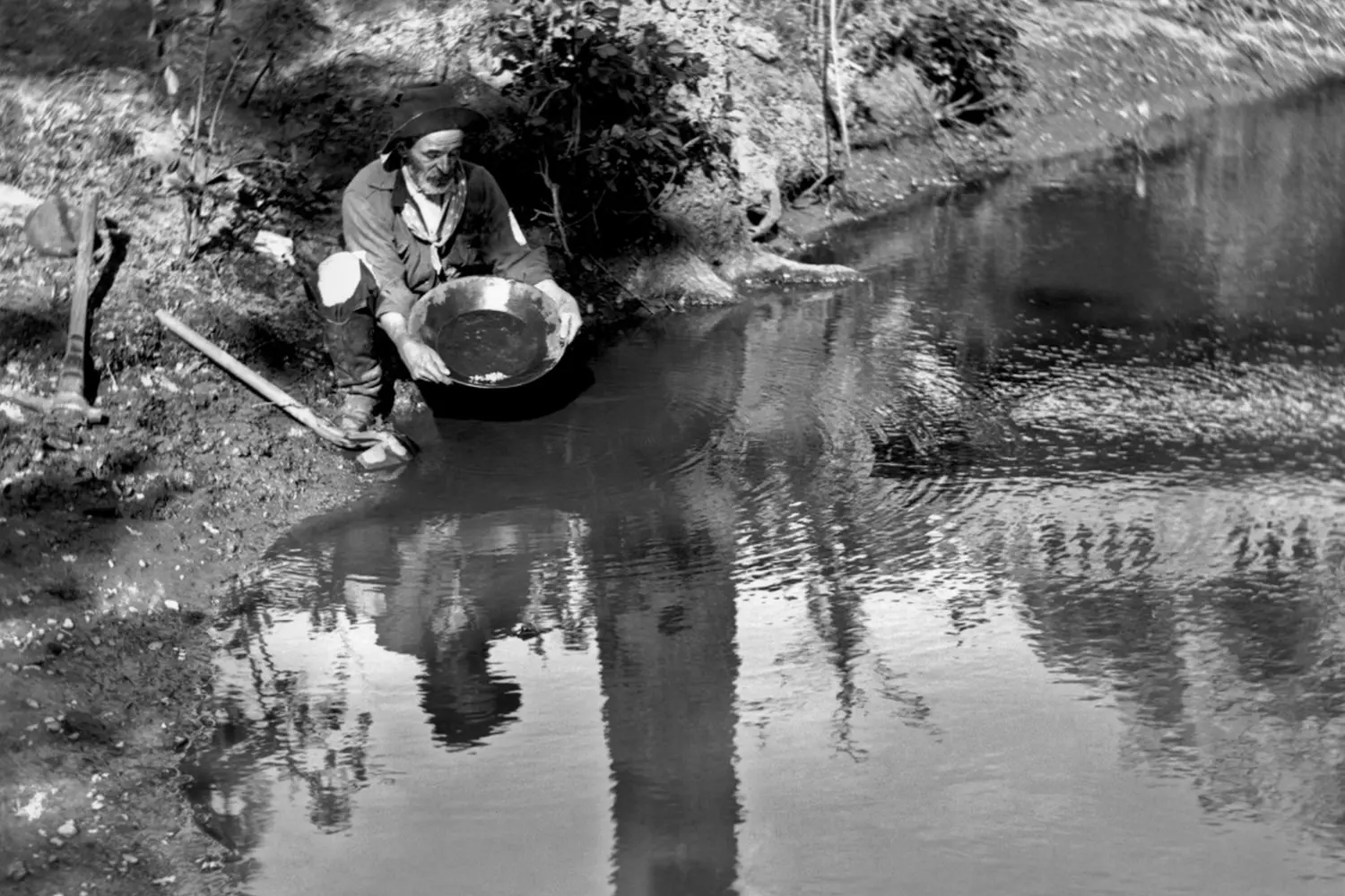 The Gold Rush: Prospectors Who Changed History Vintage photo of gold prospectors during the Gold Rush: men panning for gold in the river, dressed in worn-out clothes, surrounded by wild nature and simple tools