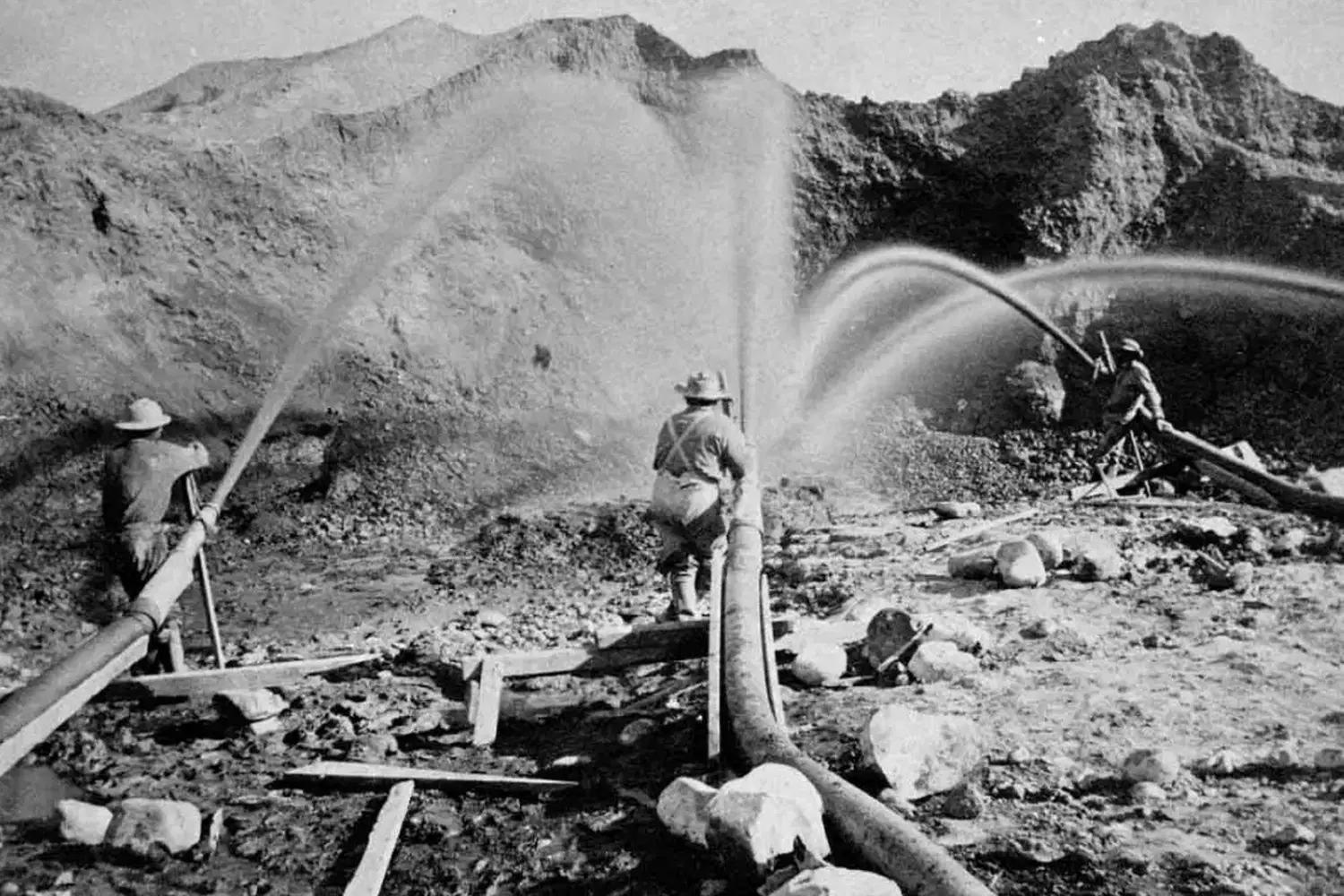 Gold Rush: The Prospectors Who Changed History Vintage photo of gold prospectors during the Gold Rush: men panning for gold in a river, dressed in worn-out clothes, surrounded by wild nature and simple tools