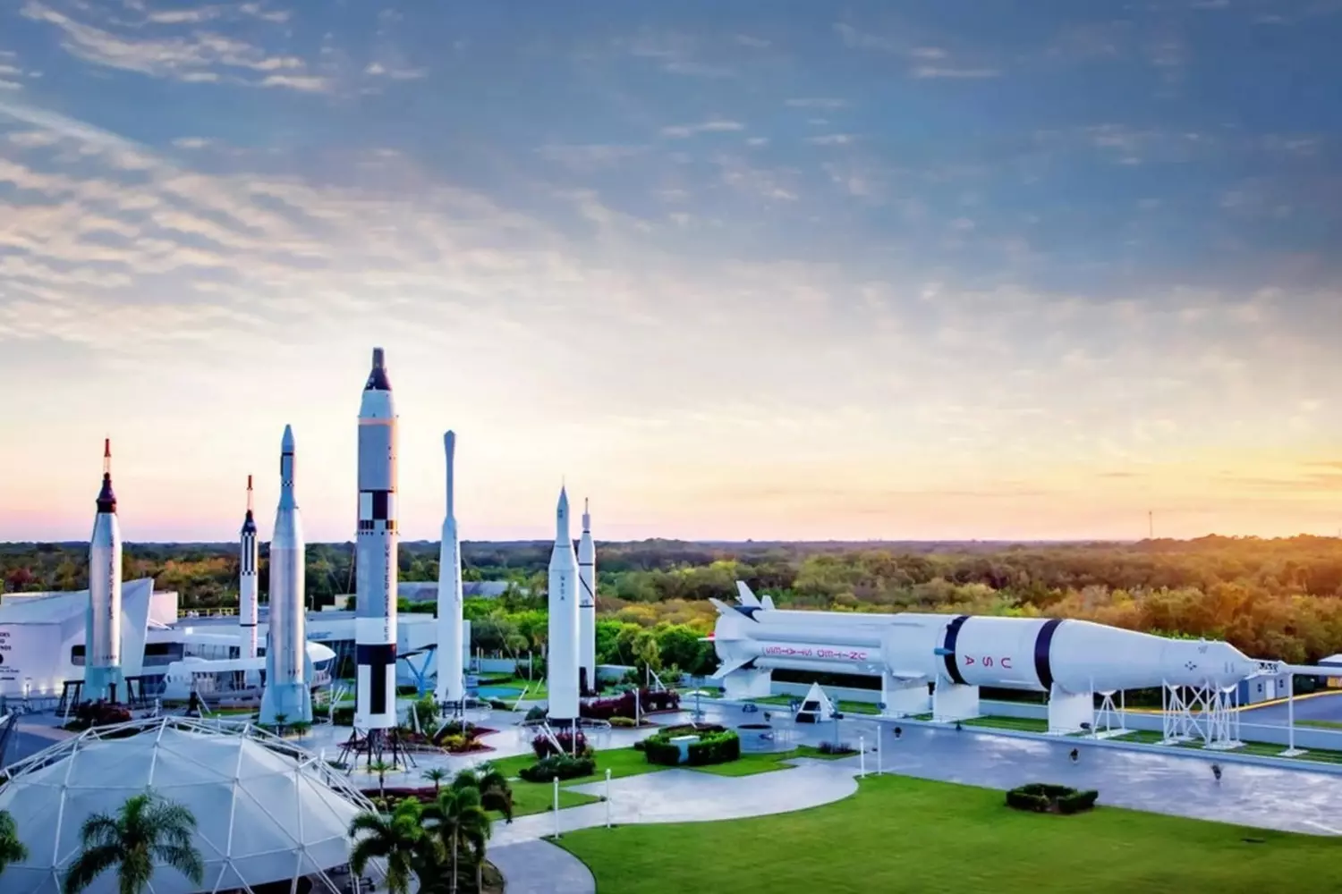 Космический центр Кеннеди: легендарный стартовый комплекс NASA Вид с воздуха на Космический центр Кеннеди во Флориде: огромное здание вертикальной сборки, стартовые площадки и гусеничный транспорте