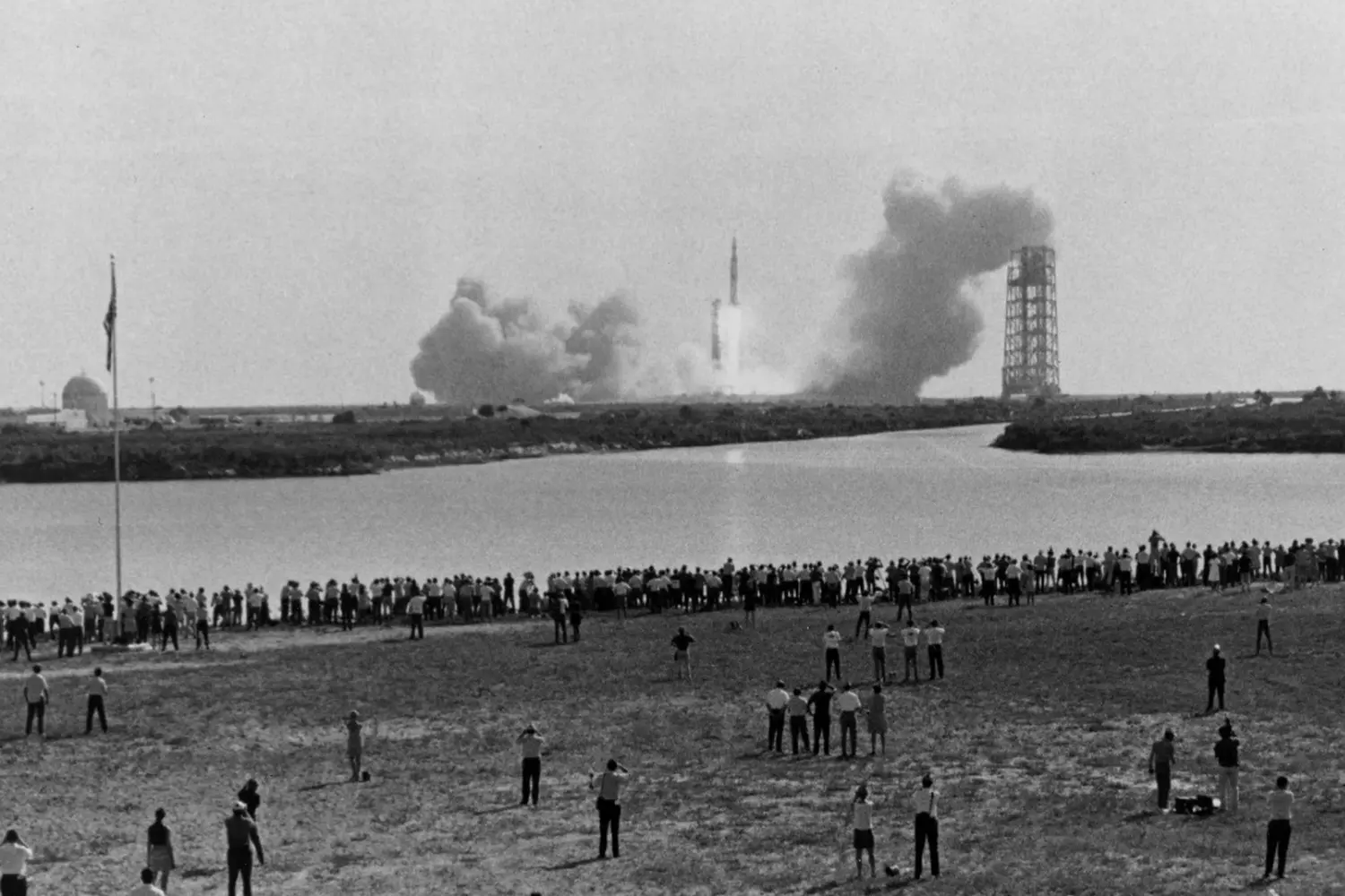 Запуск «Аполлона-11»: исторический старт лунной миссии Мощная ракета «Сатурн-5» стартует с космодрома Кеннеди 16 июля 1969 года, унося «Аполлон-11» к Луне