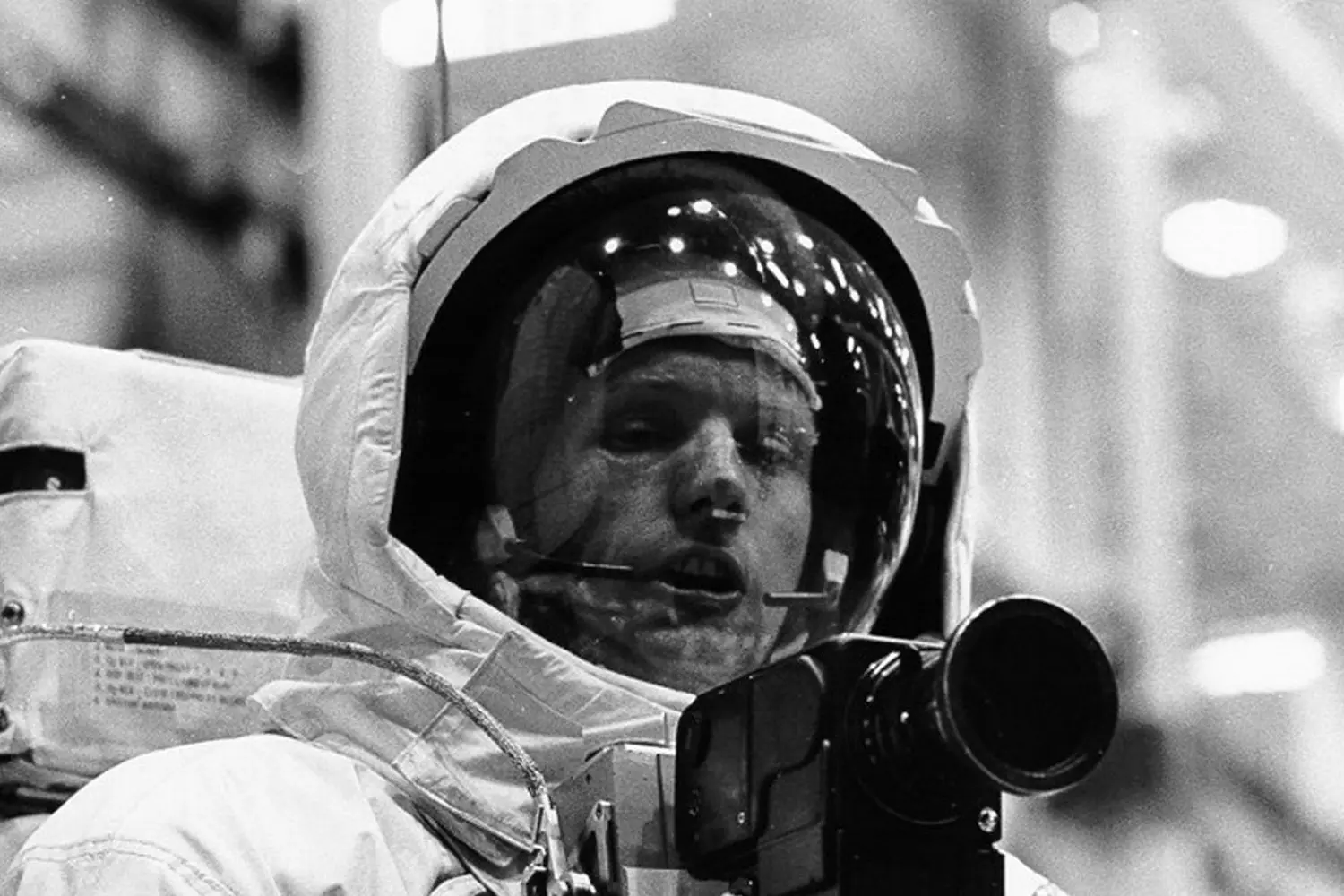 Нил Армстронг в скафандре во время тренировок перед миссией Аполлон-11 — 1969 Астронавт Нил Армстронг в белом скафандре A7L во время подготовительных тренировок к полёту