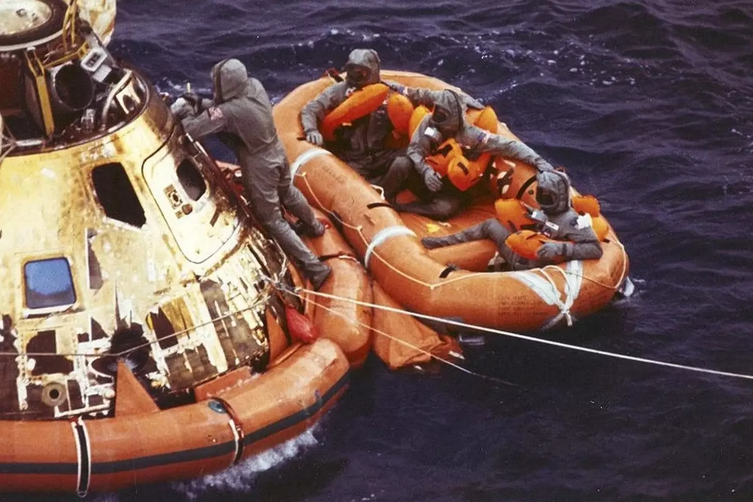 Приводнение «Аполлона-11»: историческое возвращение на Землю после лунной миссии — 24 июля 1969 Командный модуль «Колумбия» после успешного приводнения в Тихом океане