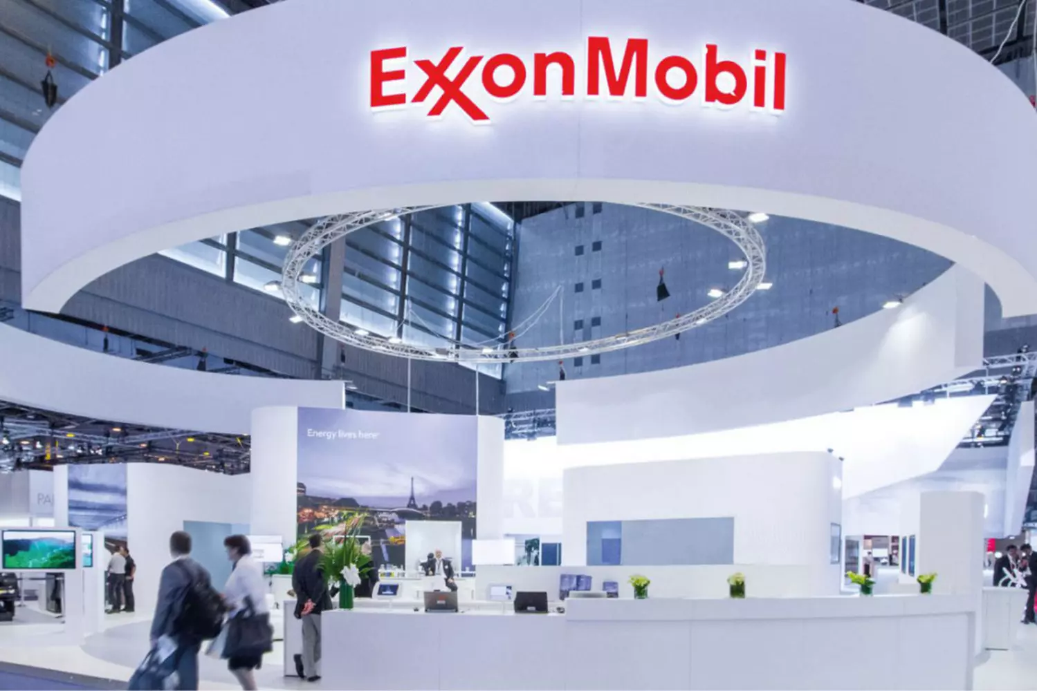Штаб-квартира ExxonMobil: Центр управления энергетического гиганта Современное офисное здание штаб-квартиры ExxonMobil, одной из крупнейших нефтегазовых компаний мира, с логотипом компании и футуристичным дизайном