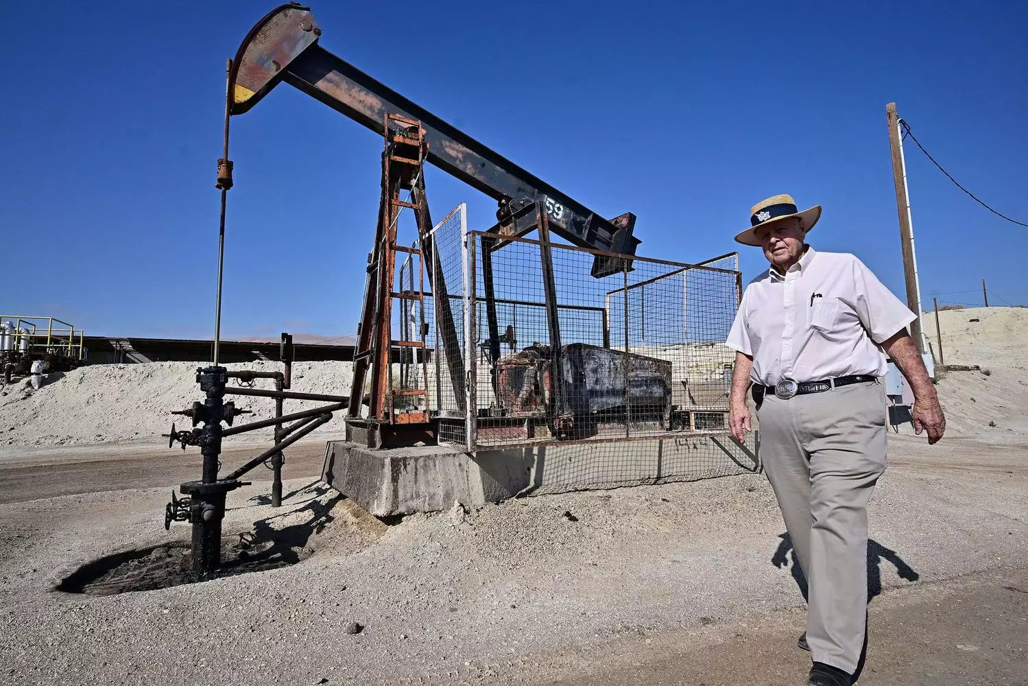 Добыча нефти в США: Основа энергетической независимости страны Современная буровая установка на нефтяном месторождении в США: рабочие и техника добывают сырую нефть под ясным небом