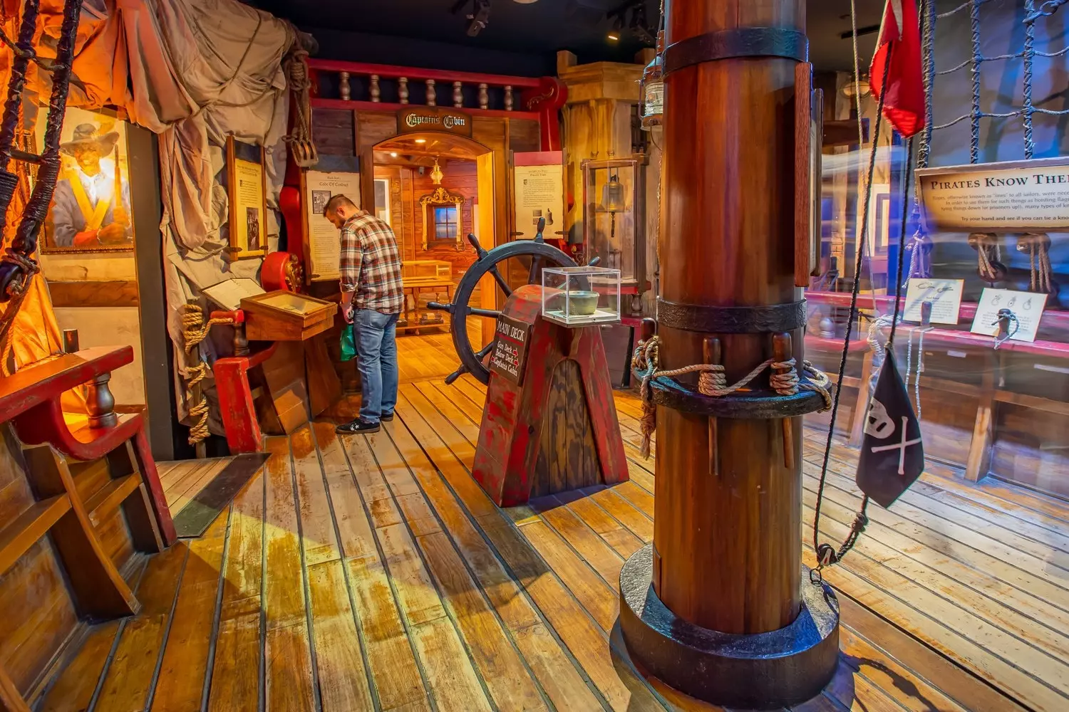 Pirate Museum in North Carolina: Exploring the Era of Blackbeard and Sunken Ships Pirate museum exhibition in Carolina featuring artifacts from the Queen Anne’s Revenge shipwreck, including cannons, anchors, and personal items of pirates, alongside interactive displays and treasure maps