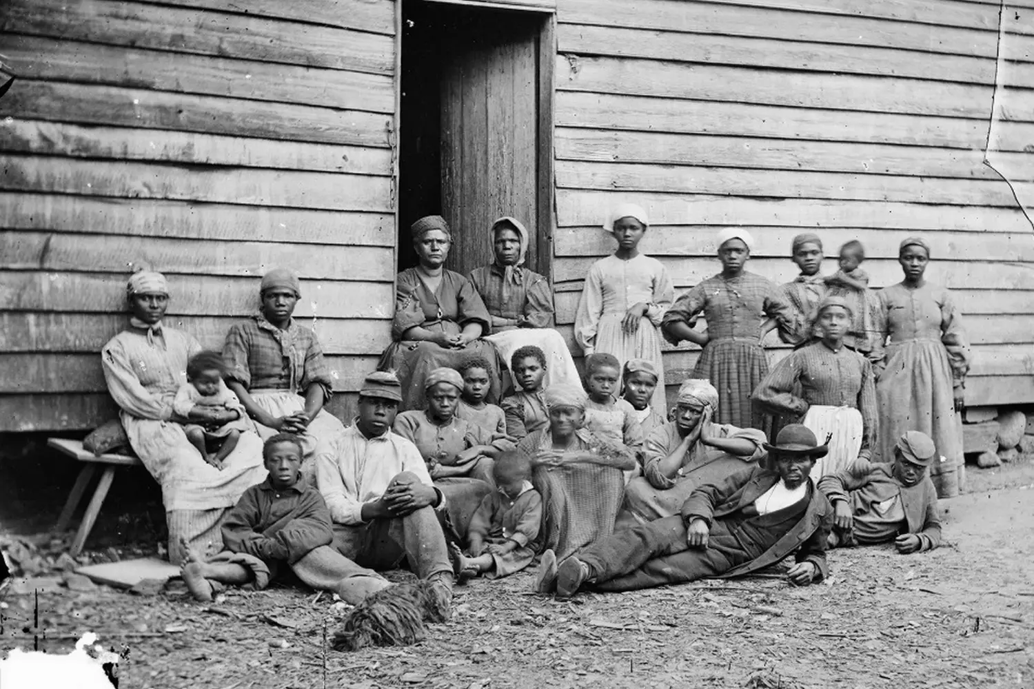 Enslaved African Americans at a plantation house in the USA — 19th-century illustration A group of enslaved African Americans in front of a house on a plantation in 19th-century USA, illustrating the harsh living conditions of slavery