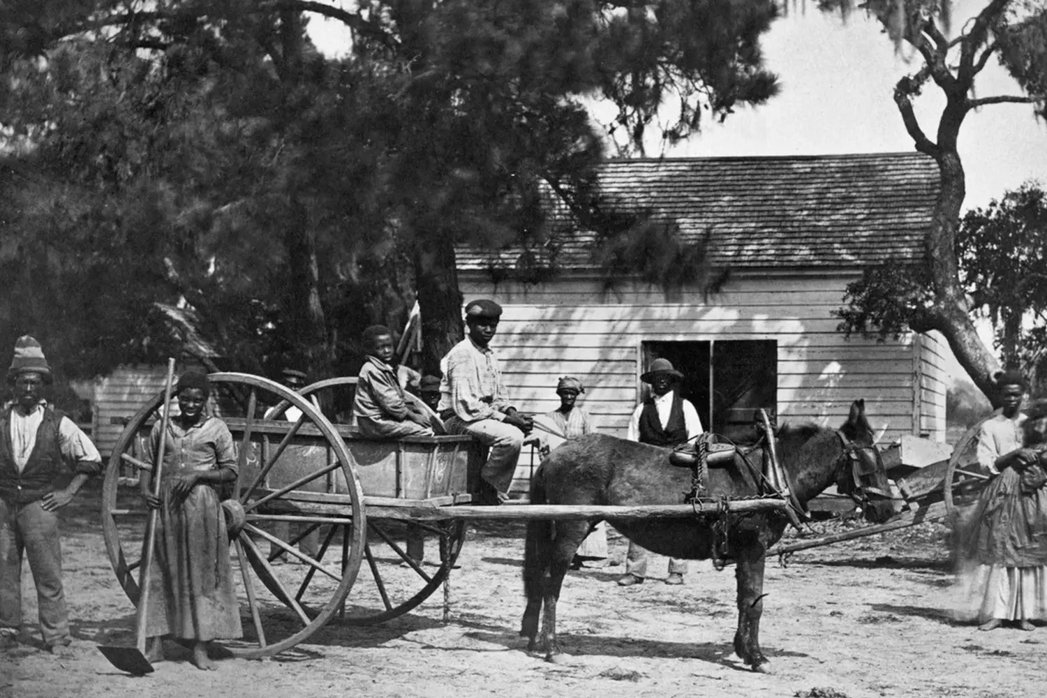 Enslaved African Americans at a plantation house in the USA — a 19th-century depiction A group of enslaved African Americans in front of a plantation house in 19th century USA, illustrating the harsh conditions of life under slavery