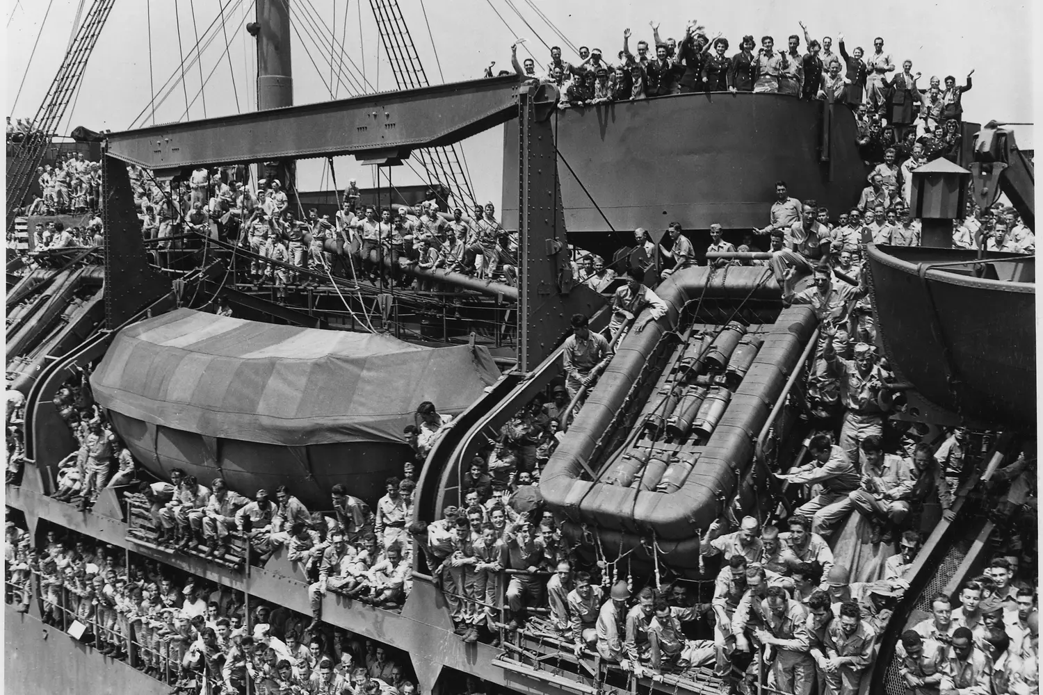 Homeward Bound: American Soldiers Returning After WWII Hundreds of U.S. Army soldiers crowd the deck of a troopship returning to America