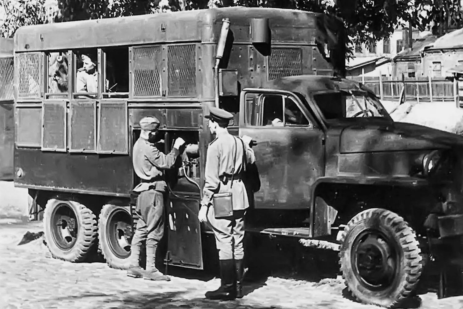 The Legendary Studebaker US6: Workhorse of the Lend-Lease Program A WWII-era Studebaker US6 6×6 truck navigating muddy terrain
