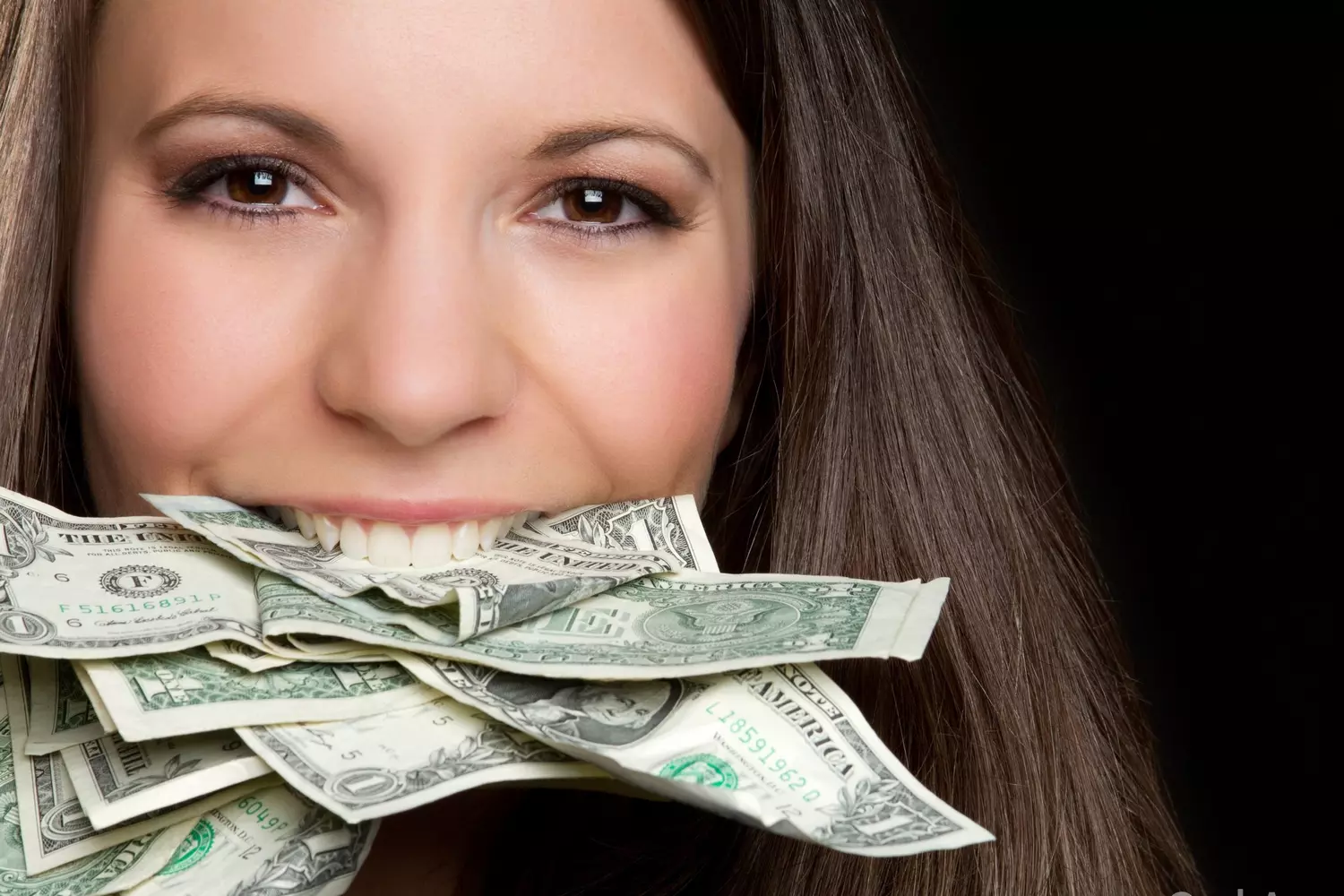 How to save money on dental treatment in the USA — photo of a woman with money in her teeth — American Butler