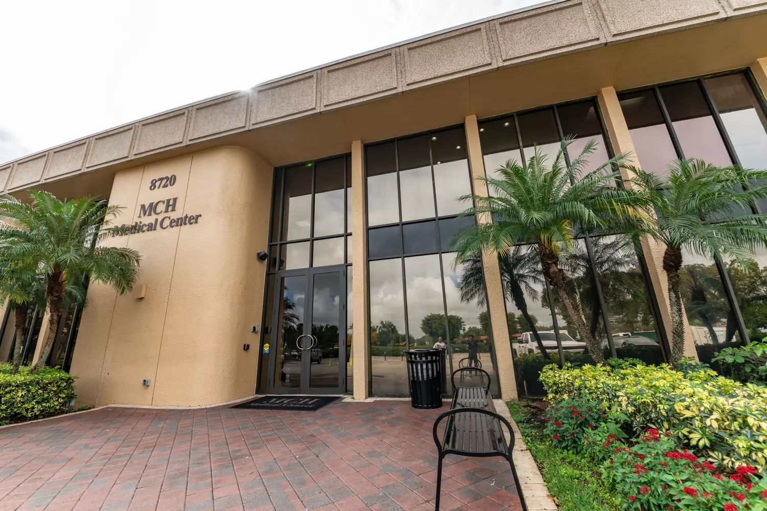 Photo of a dental clinic in Miami — how cheap to cure teeth in the US — American Butler