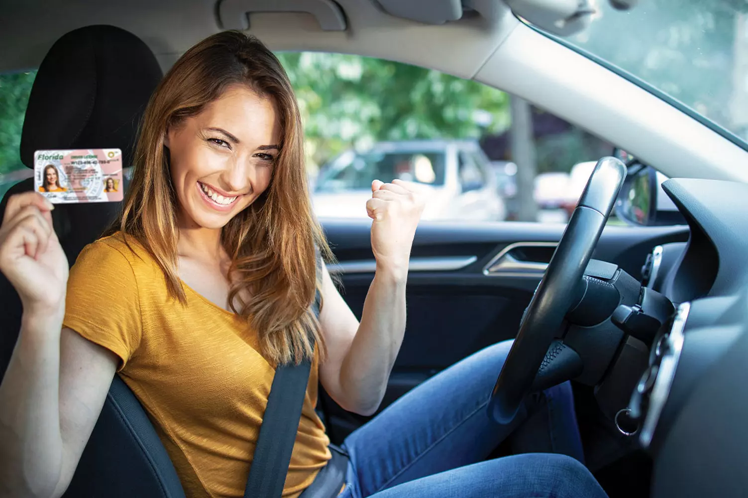 Маленькая пластиковая карточка, большая мечта Девушка в машине с водительскими правами США в руках, символизируя начало новой самостоятельной жизни