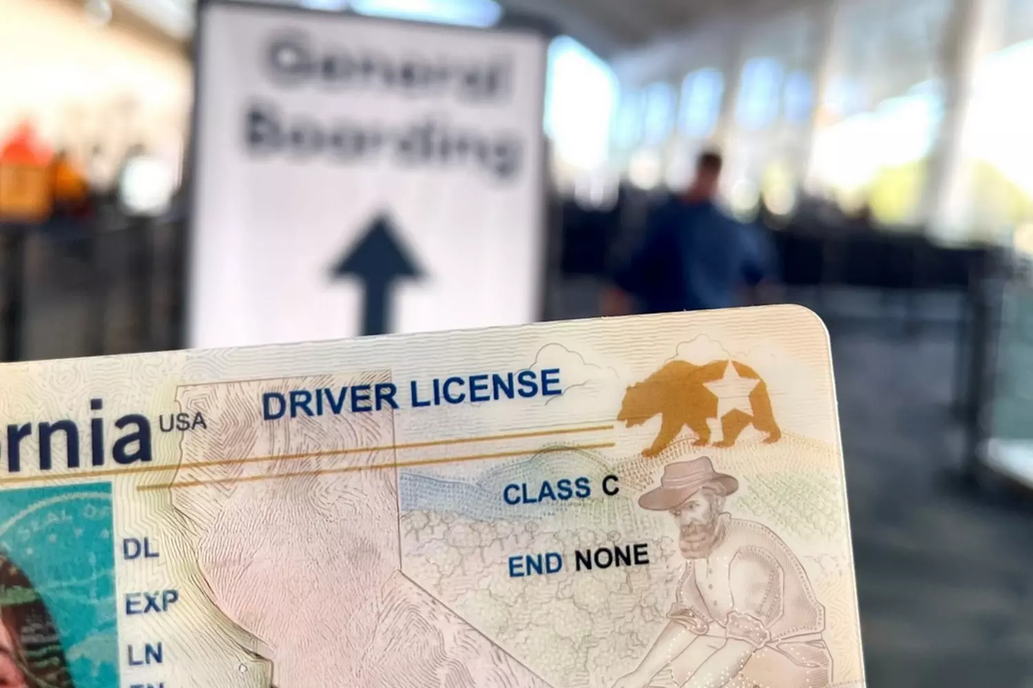 Водительские права США: как выглядит главный документ водителя Крупный план водительских прав США с видимыми голограммами, штрих-кодом и защитными элементами