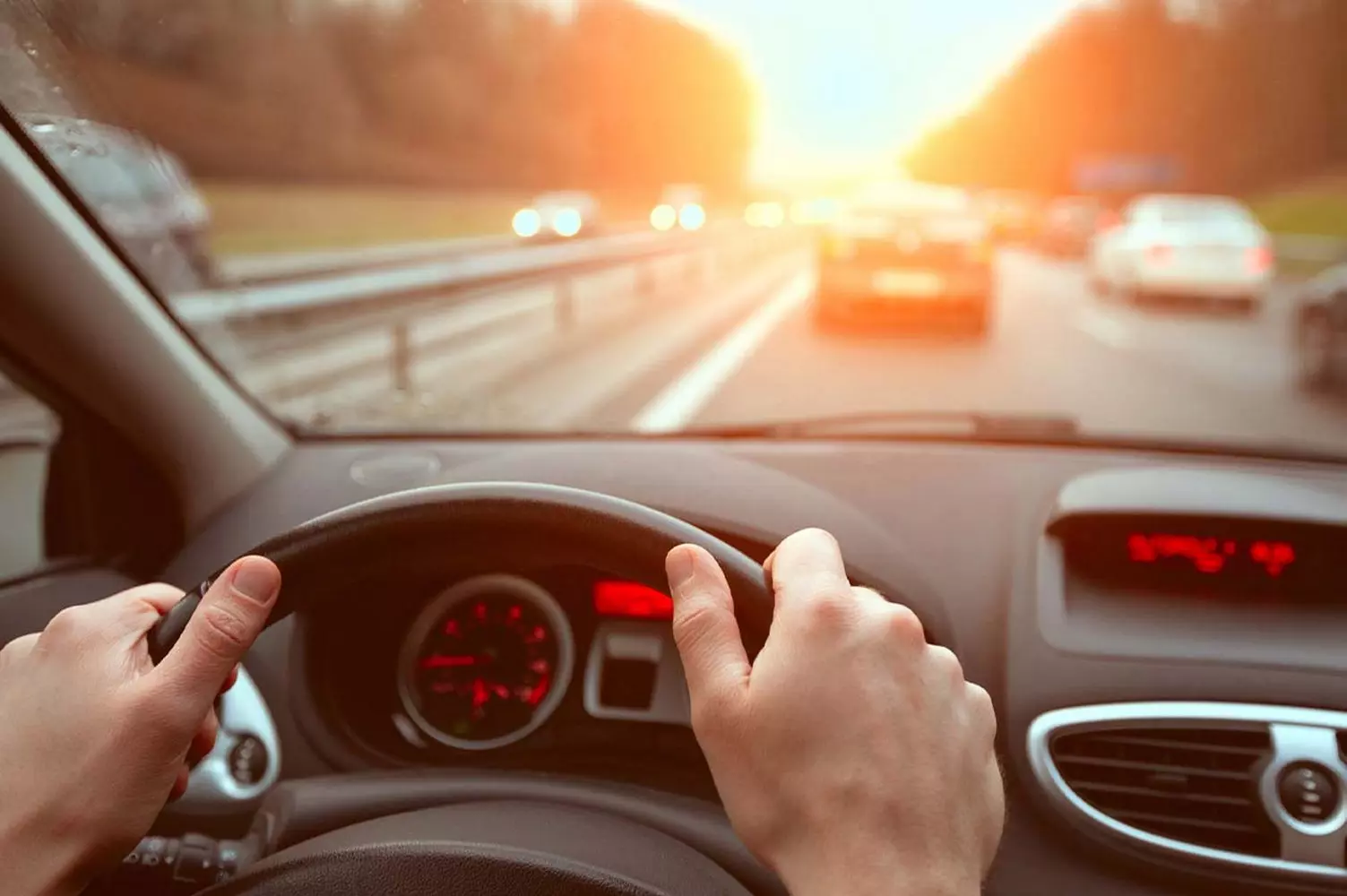 Рули своей мечтой: дороги США у тебя на ладони Крупный план рук водителя на руле автомобиля, движущегося по живописной дороге в США