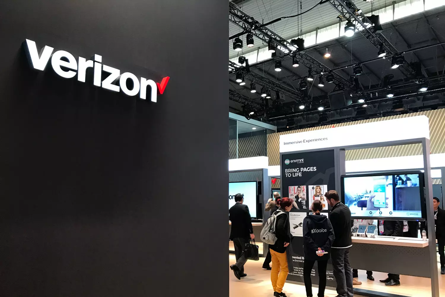 Стенд Verizon на выставке