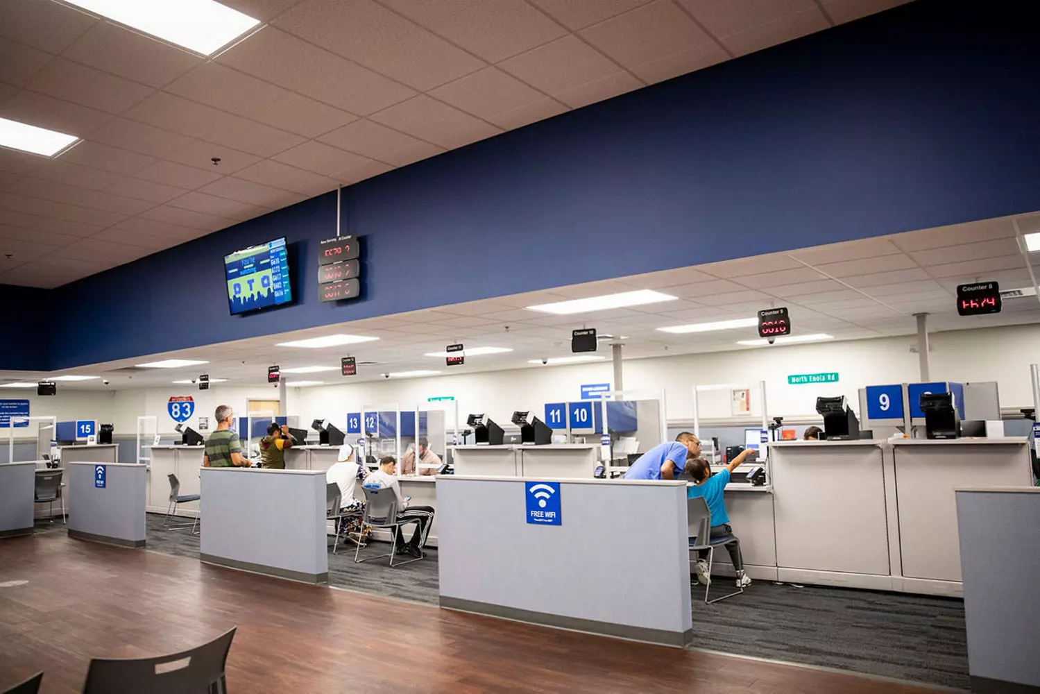 Стойка обслуживания клиентов в офисе DMV (Департамент транспортных средств)
