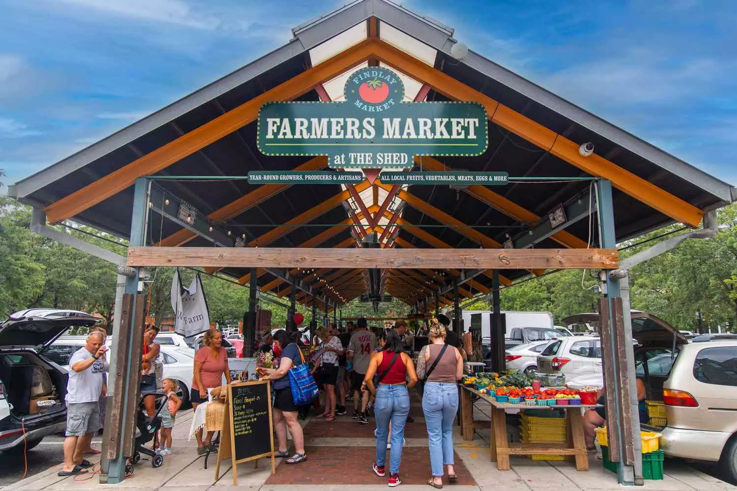 Красочный фермерский рынок в США со свежими продуктами