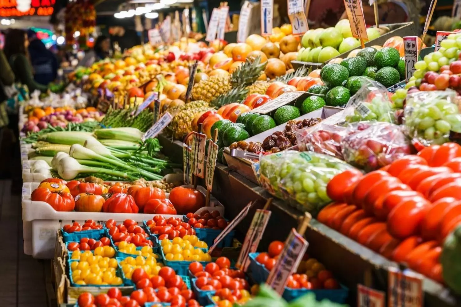 Красочные прилавки со свежими фруктами и овощами на фермерском рынке в США